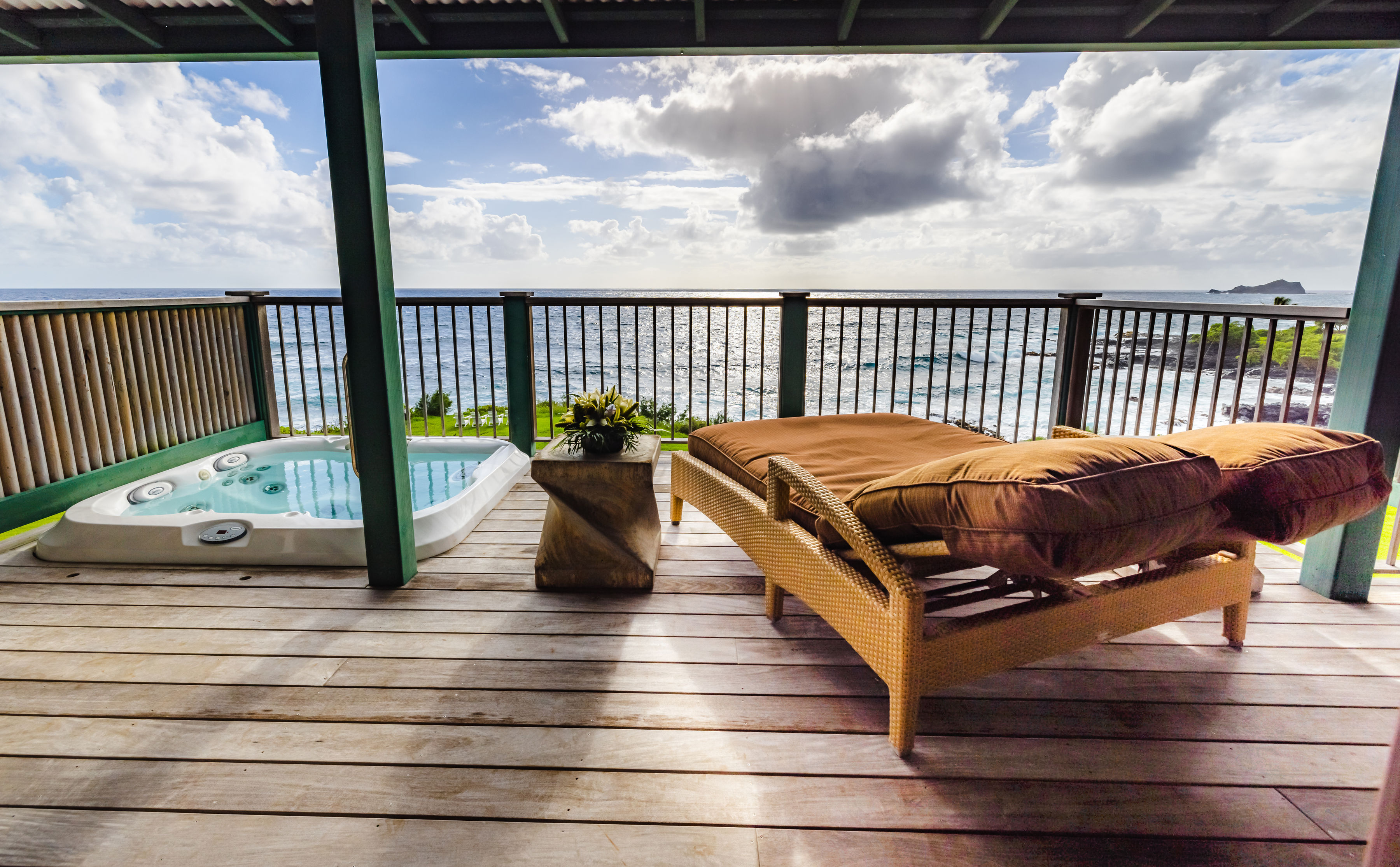 destination-hana-oceanfront-bungalow-jacuzzi
