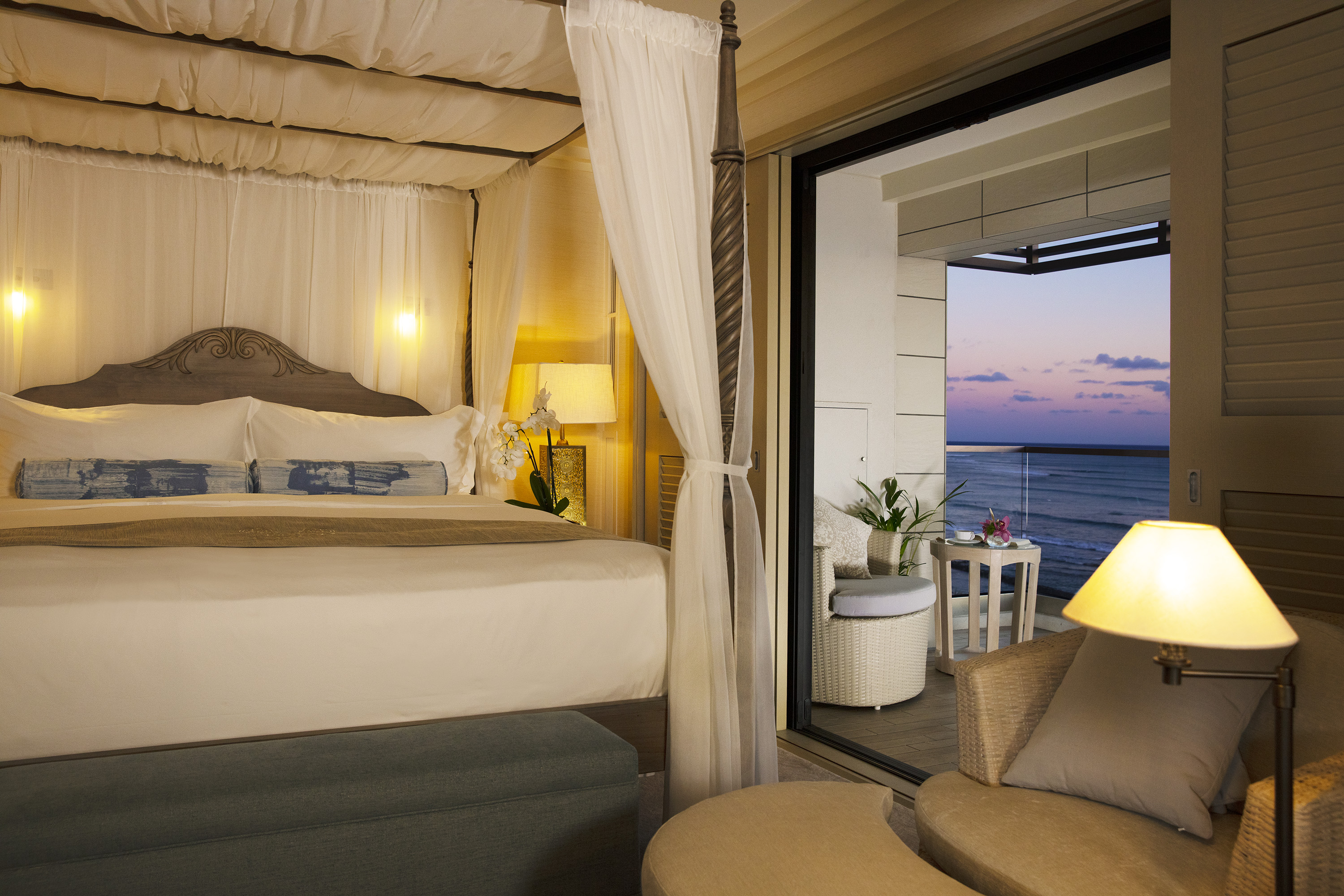 espacio-the-jewel-of-waikiki-evening-master-bedroom-blue-3000x2000