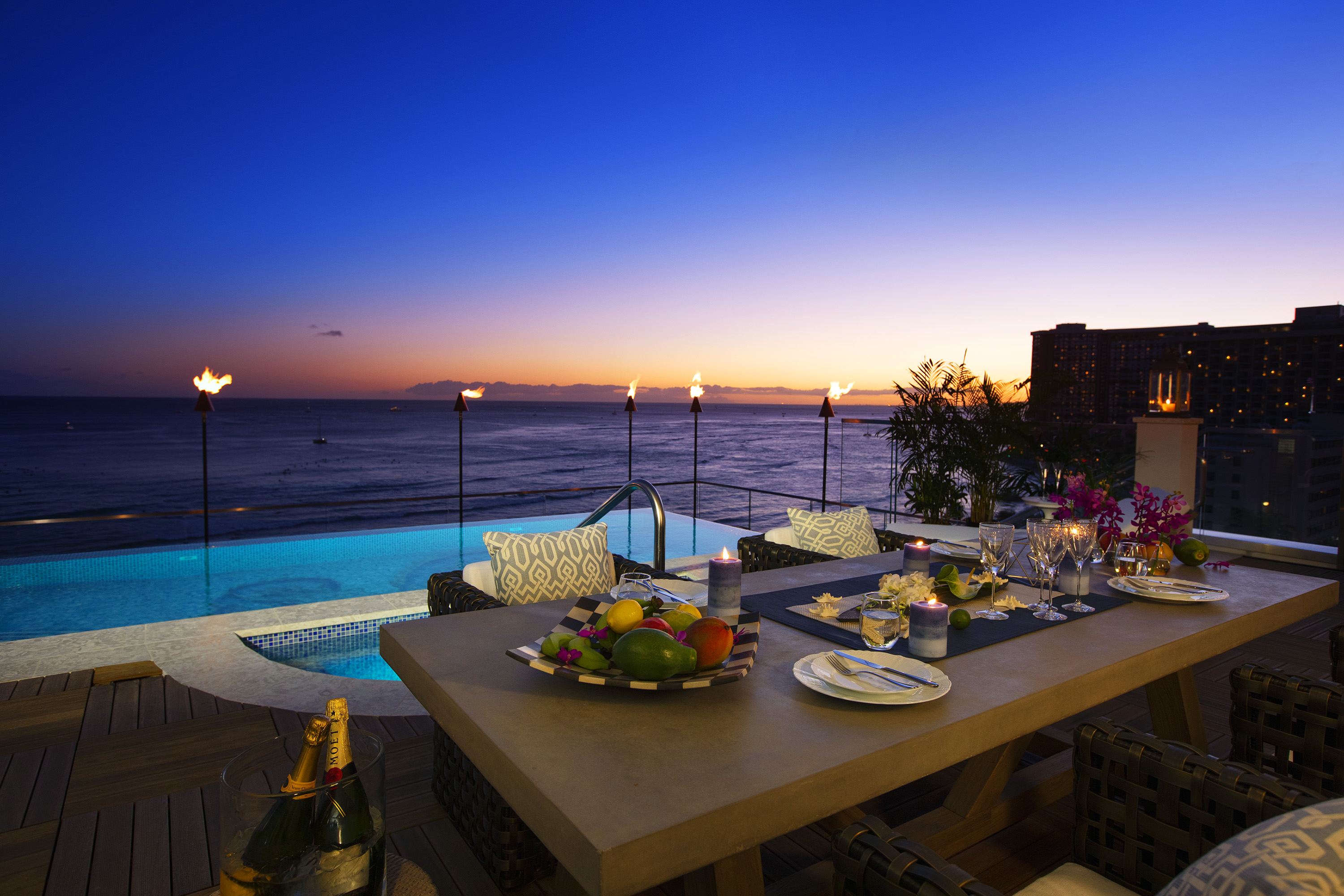 espacio-the-jewel-of-waikiki-infinity-pool-dinner-setting2