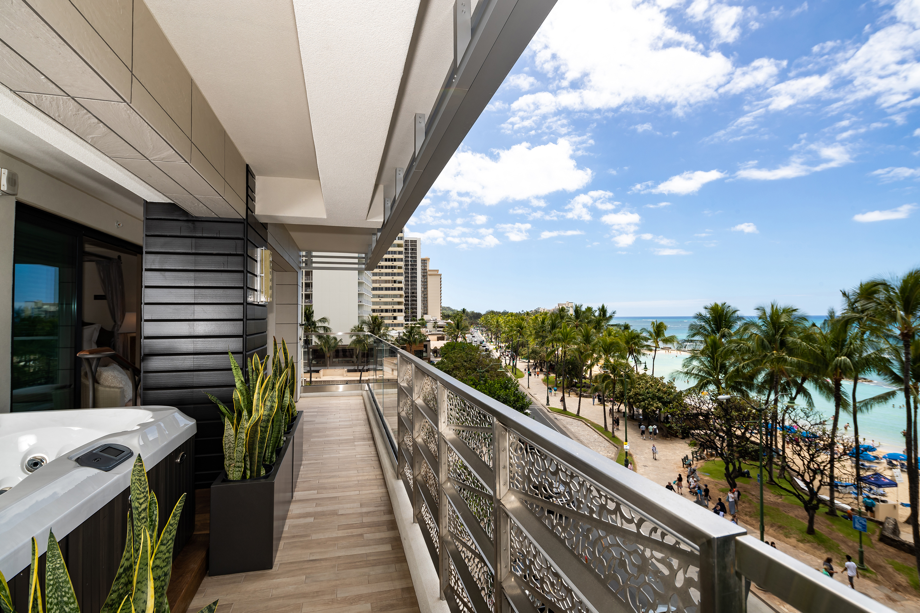 espacio-the-jewel-of-waikiki-balcony-2