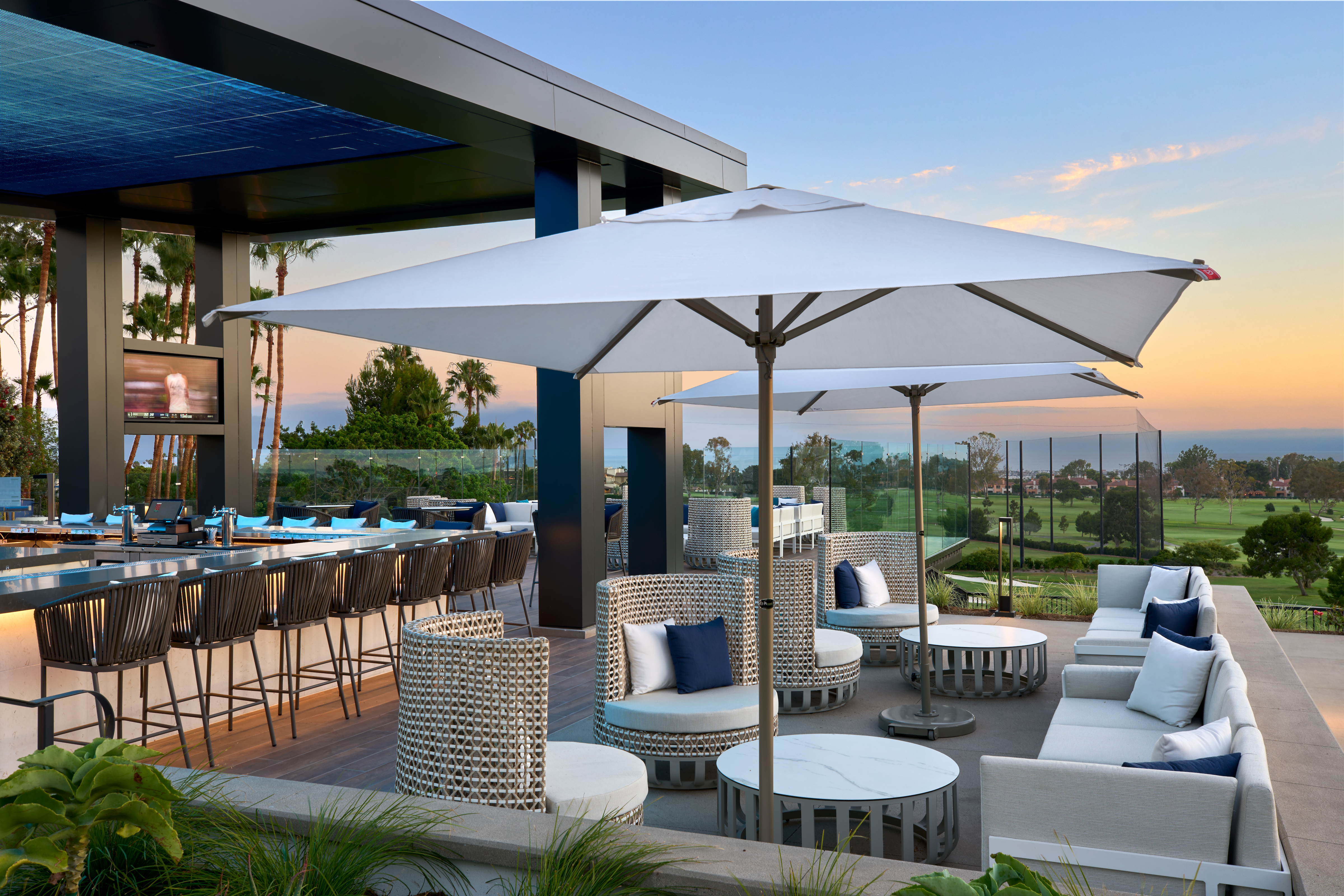 edge-pool-bar-2_vea-newport-beach