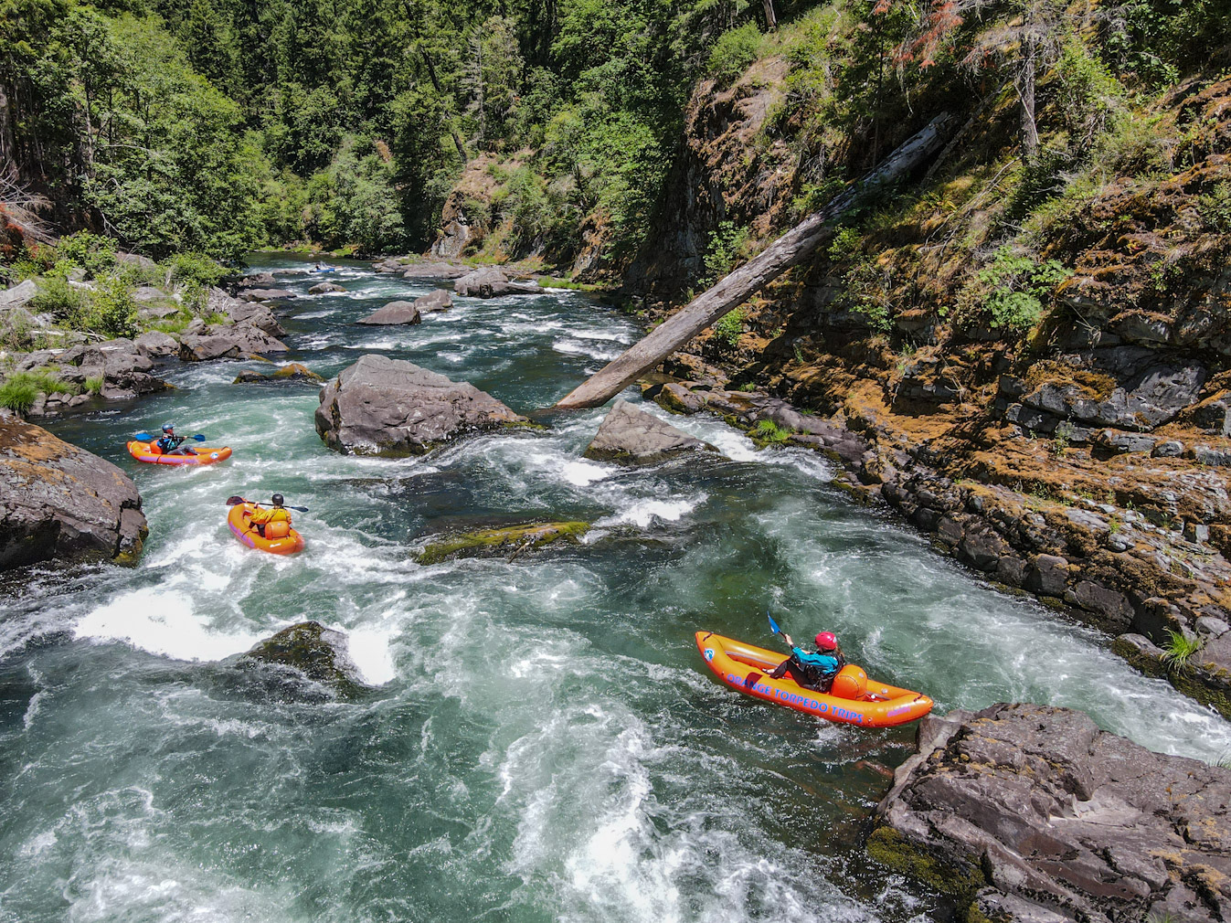 inflatable-kayaking-pin-ball-rapid-on-the-north-umpqua-river
