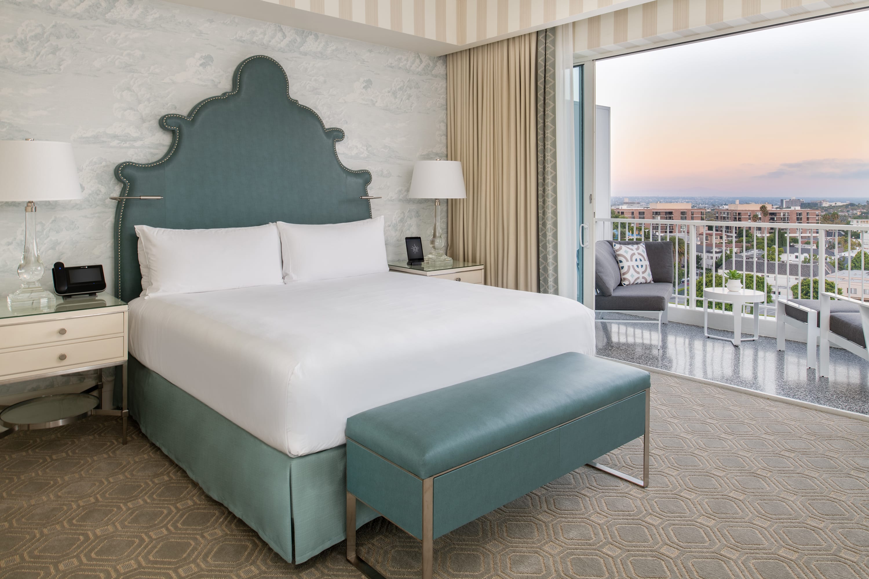executive-suite-bedroom