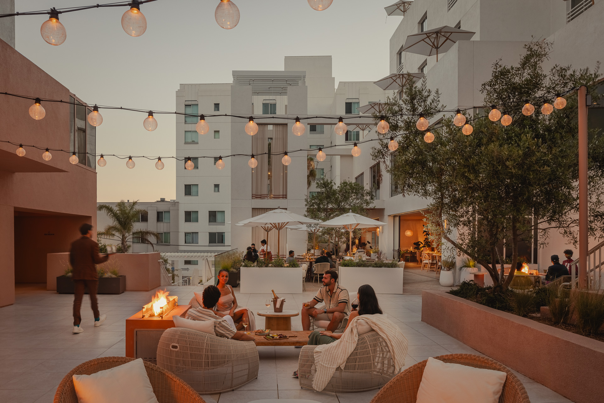 sandbourne-santa-monica-patio-at-sunset