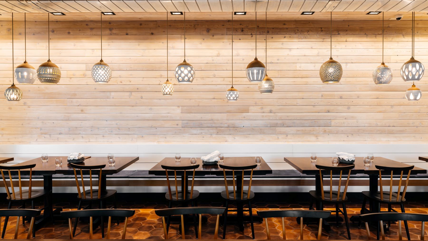 fleetwood-side-area-with-pendant-lighting-1
