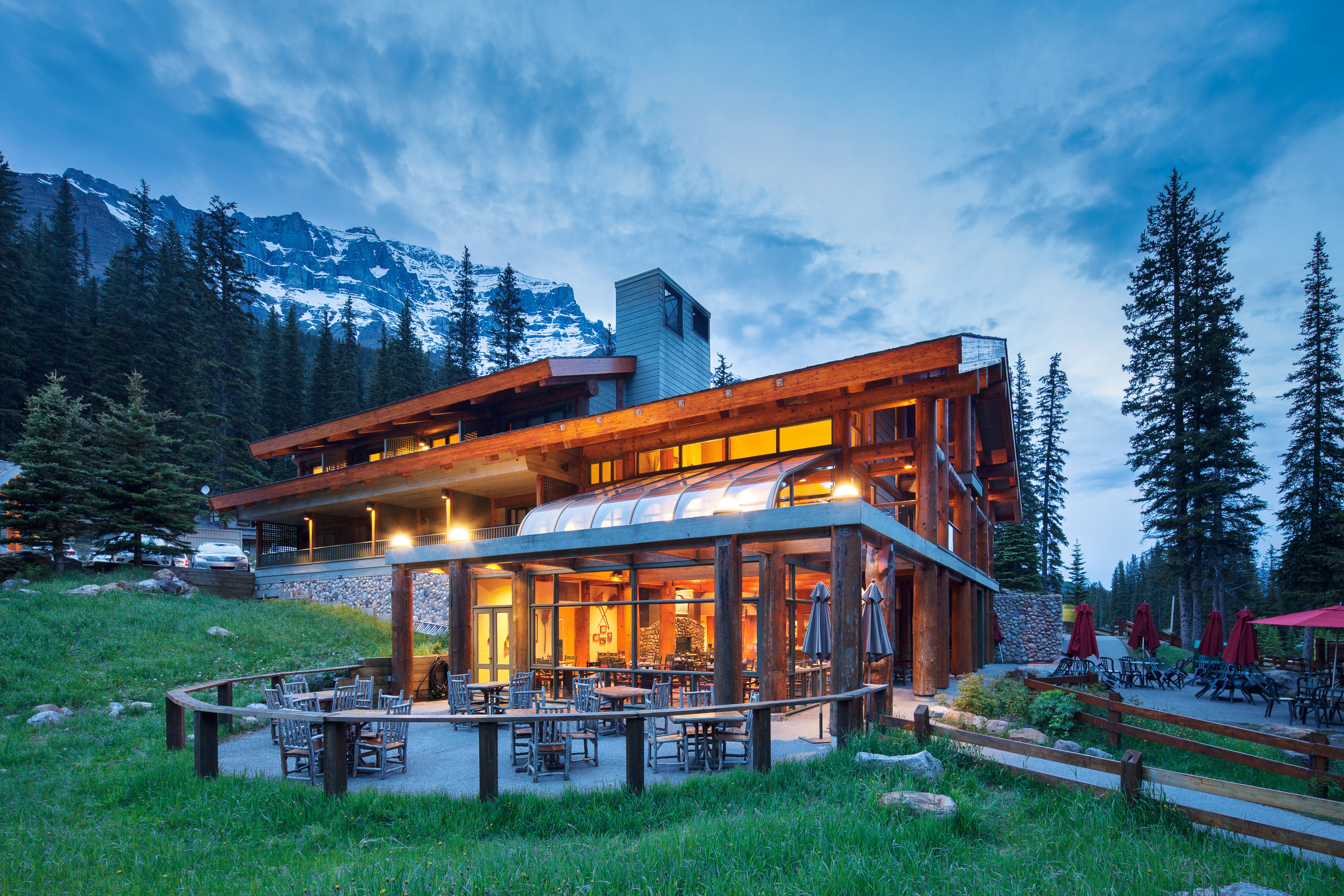 front-of-moraine-lake-lodge-at-twilight