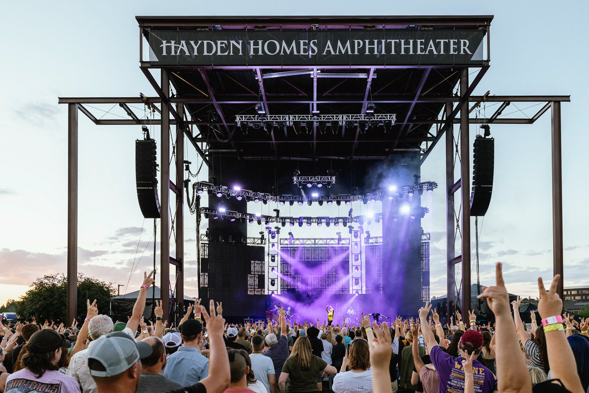 hha-alanis-garbage-stage-performing-peace-signs-hands-2022-gwen-shoemaker-40