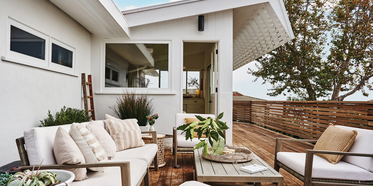 Pacific Palisades deck with outdoor furniture