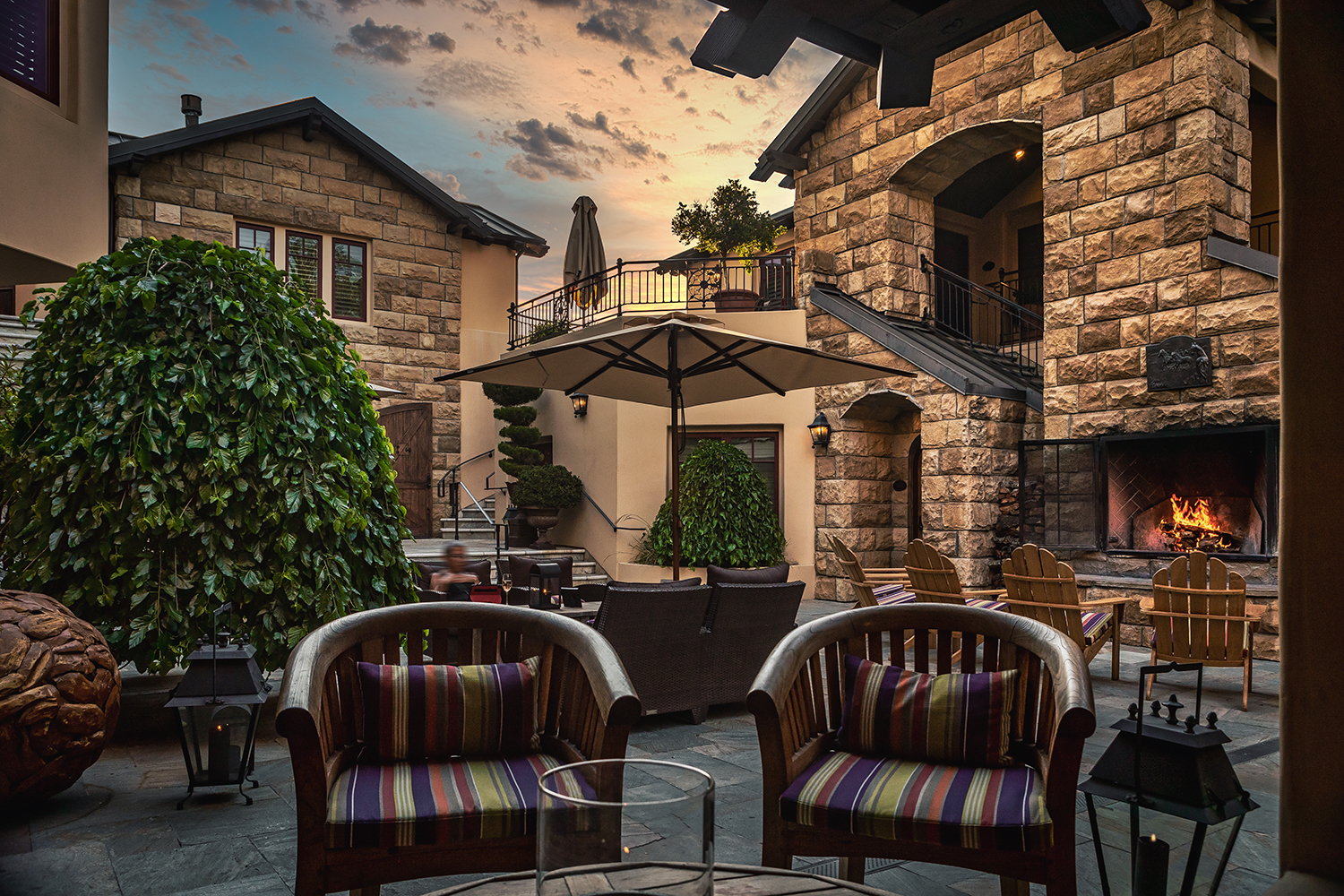 hotel-cheval-courtyard-2022