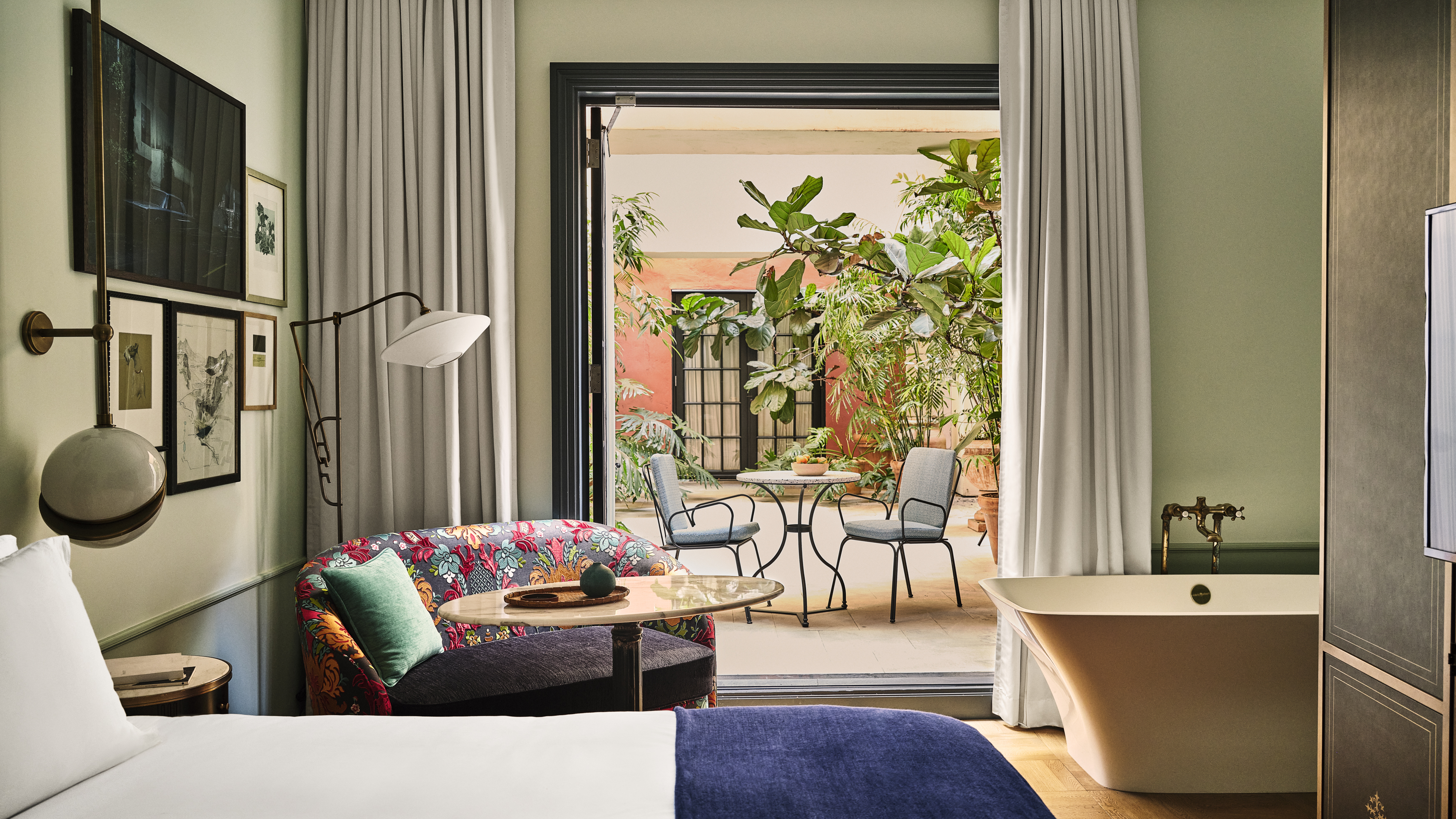hotel-per-la-salon-patio-_-photo-credit_-the-ingalls