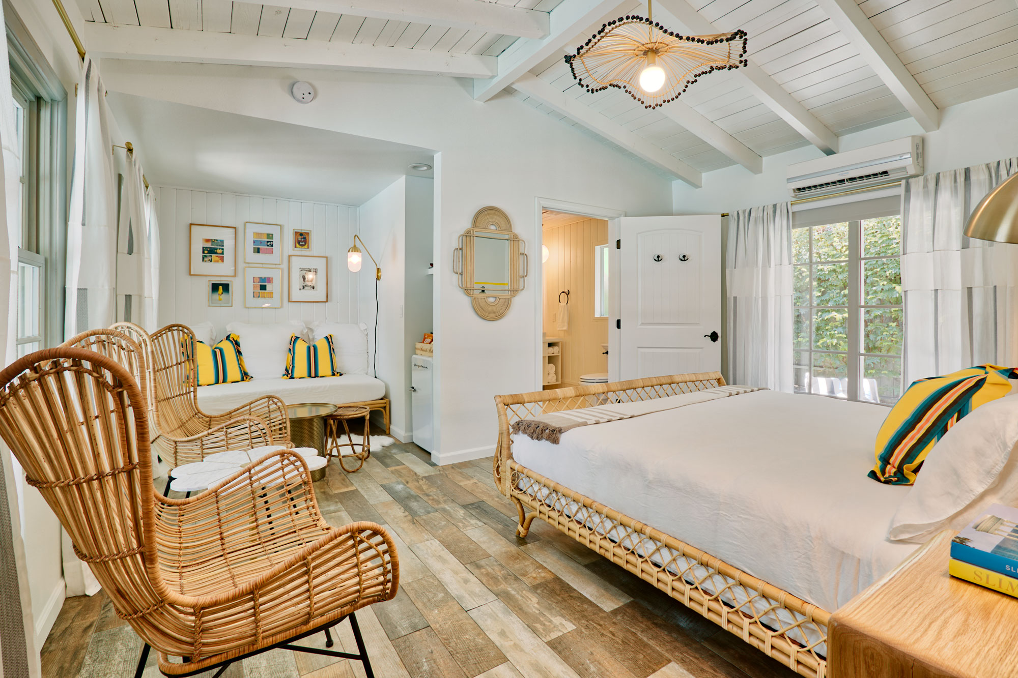 hotel-room-with-king-bed-and-daybed-at-dive-palm-springs