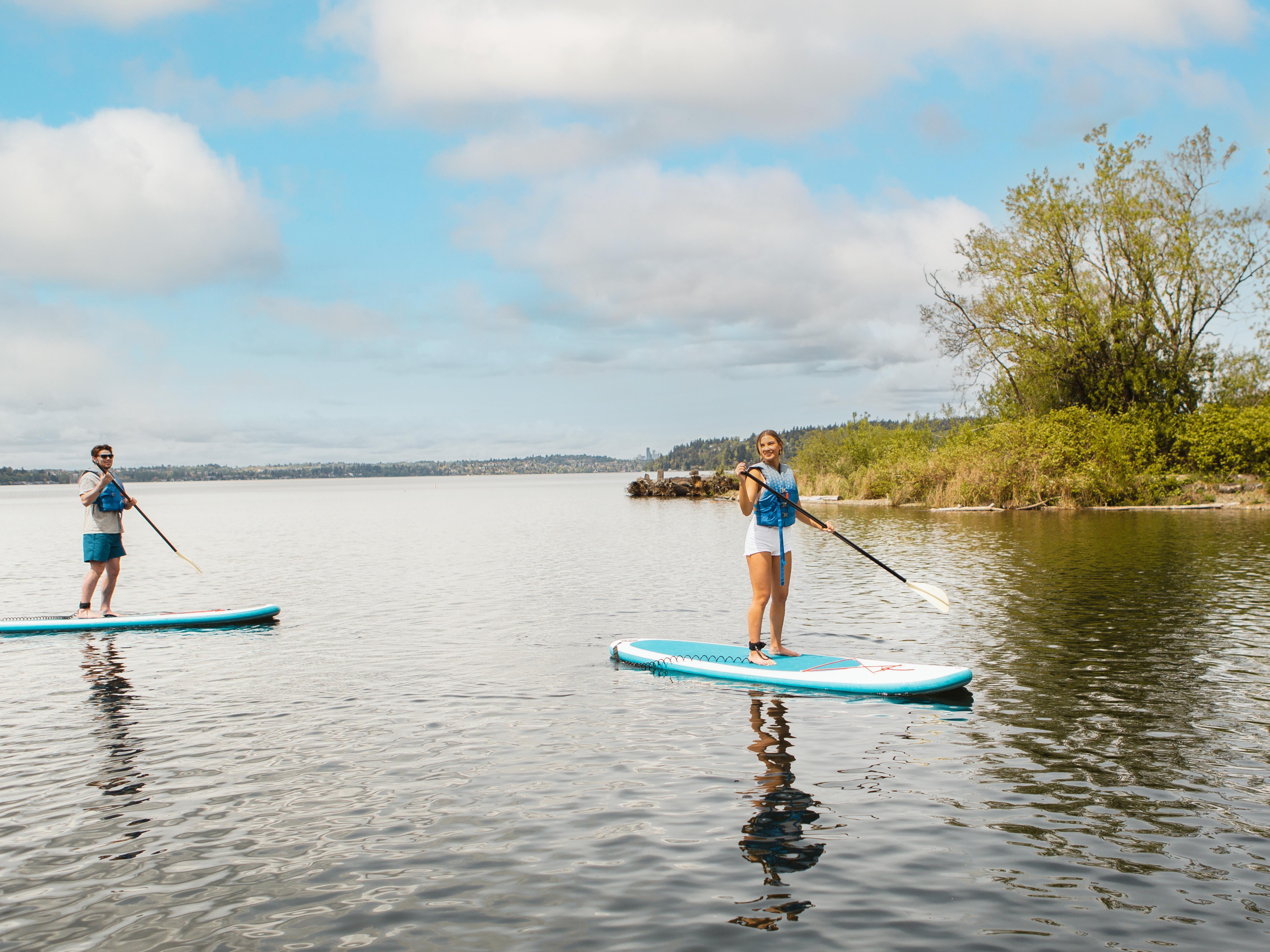 hyatt-regency-lake-washington-couple-paddleboarding