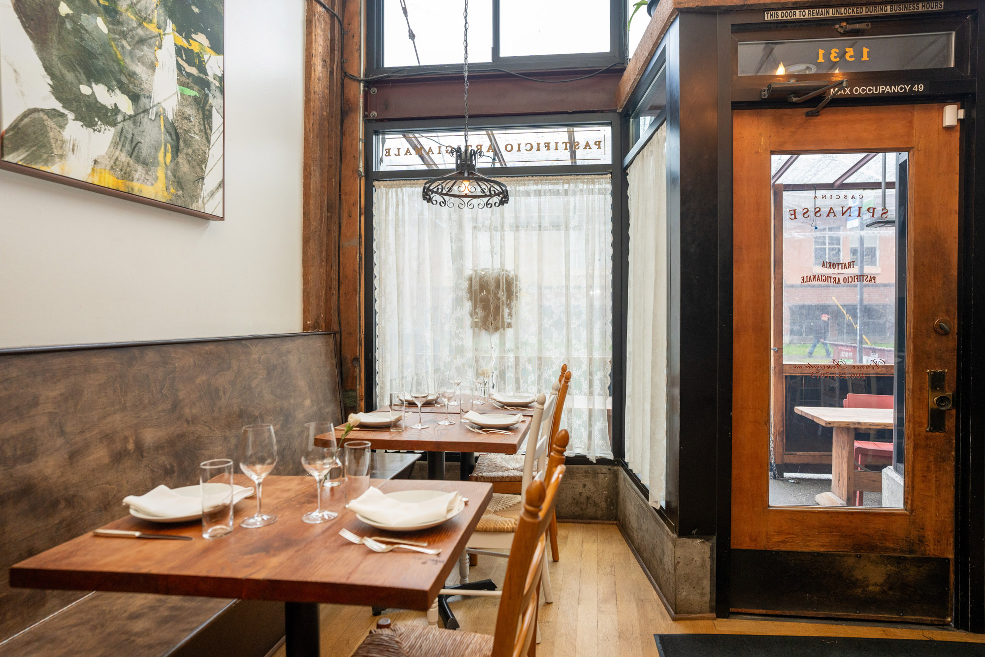 spinasse-entrance-and-interior