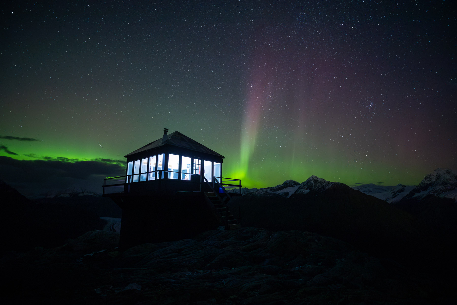 northern-lights-at-the-lookout