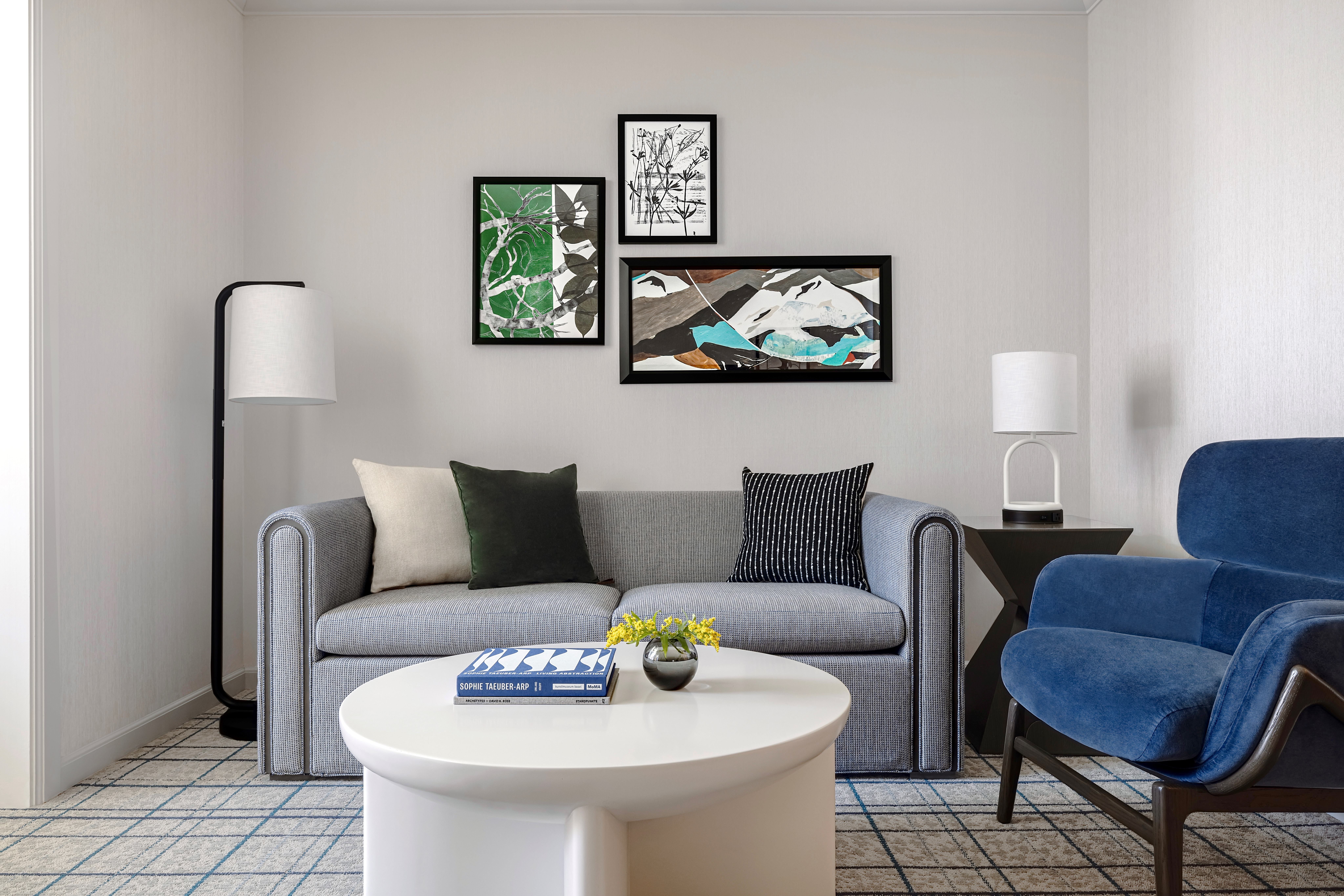 guestroom-seating-area