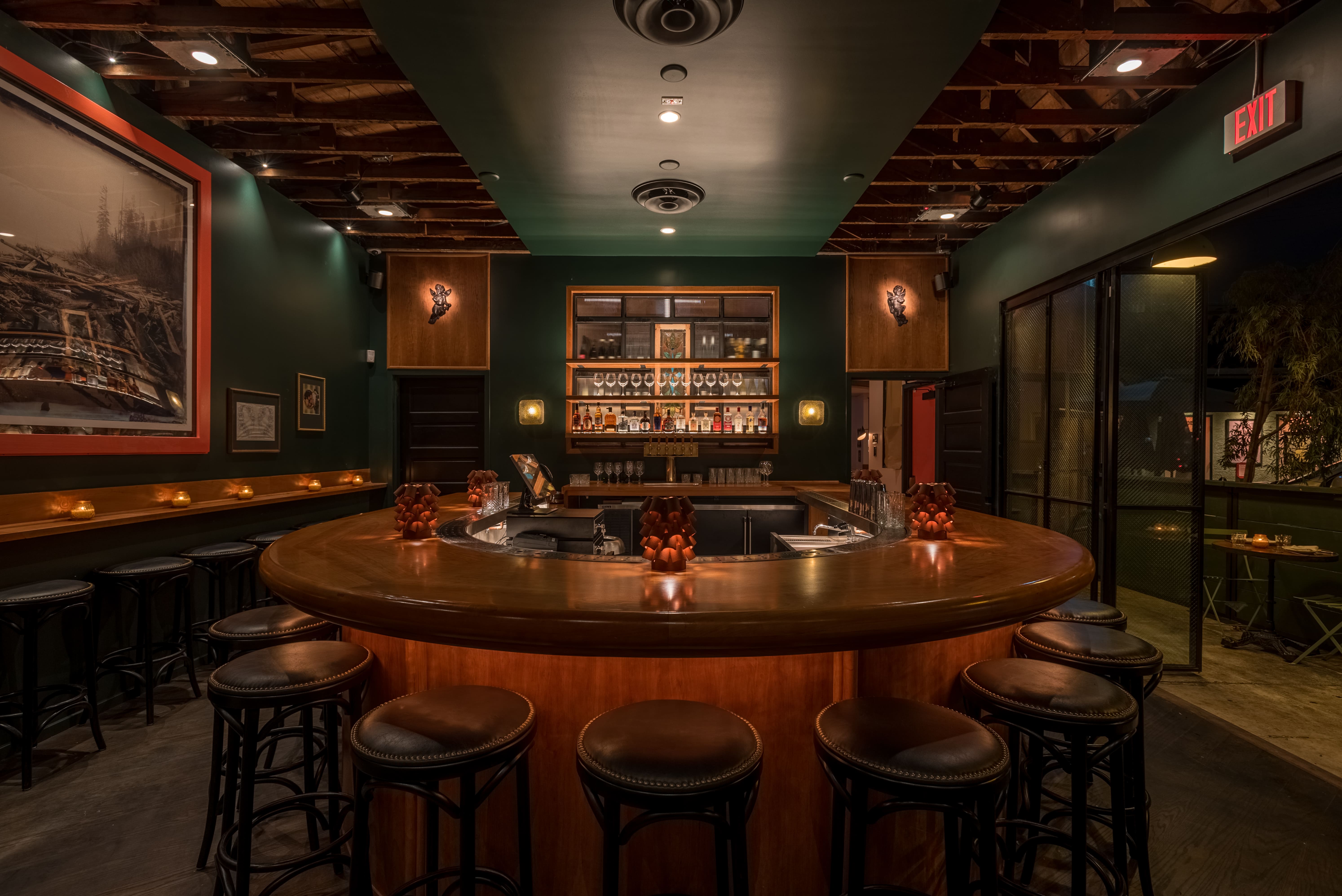 horseshoe-bar-at-american-beauty