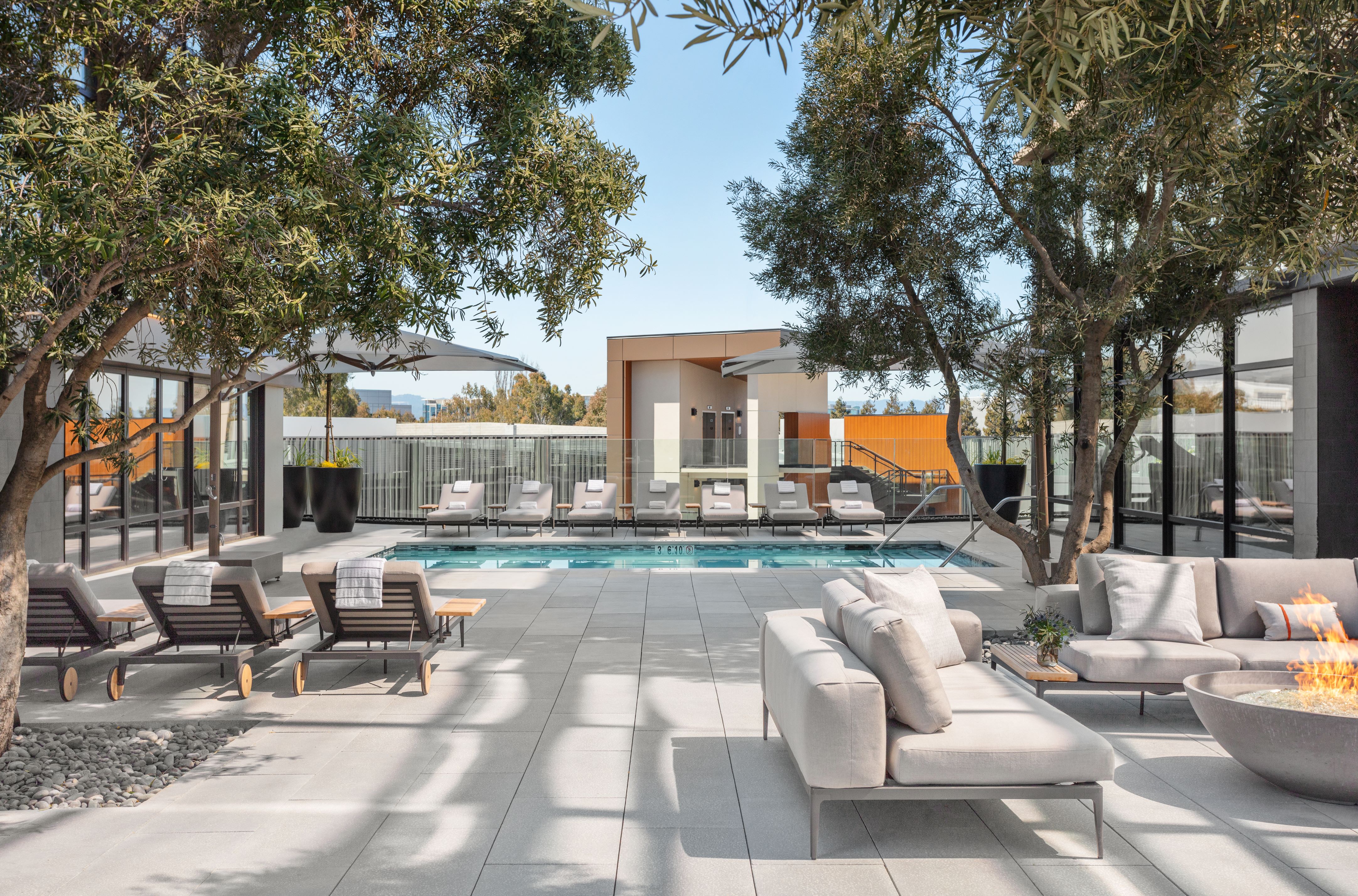 tetra-hotel-pool-lounge