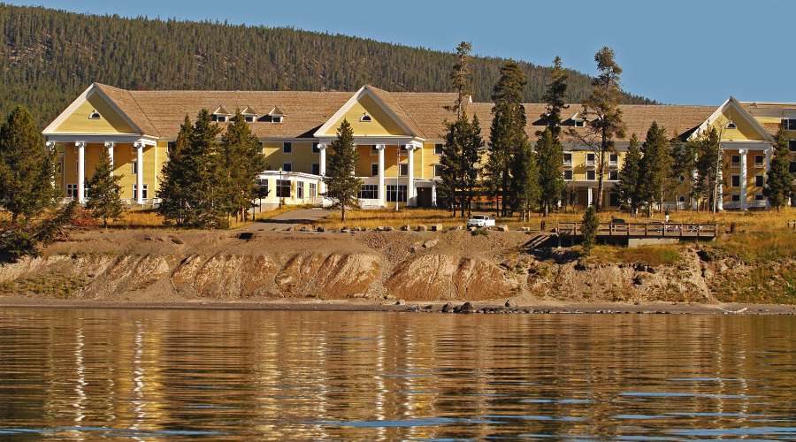 lake-yellowstone-hotel