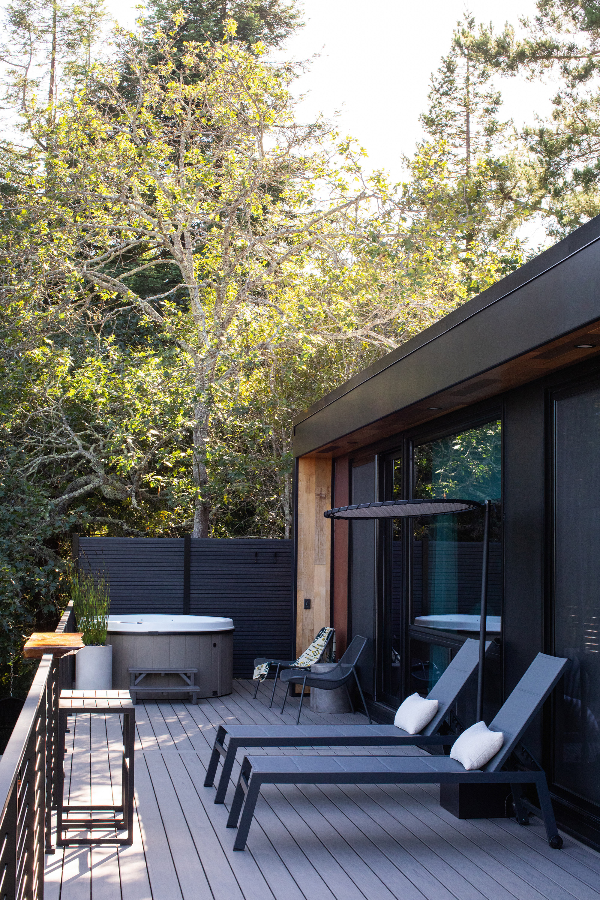 exterior-lounge-hot-tub