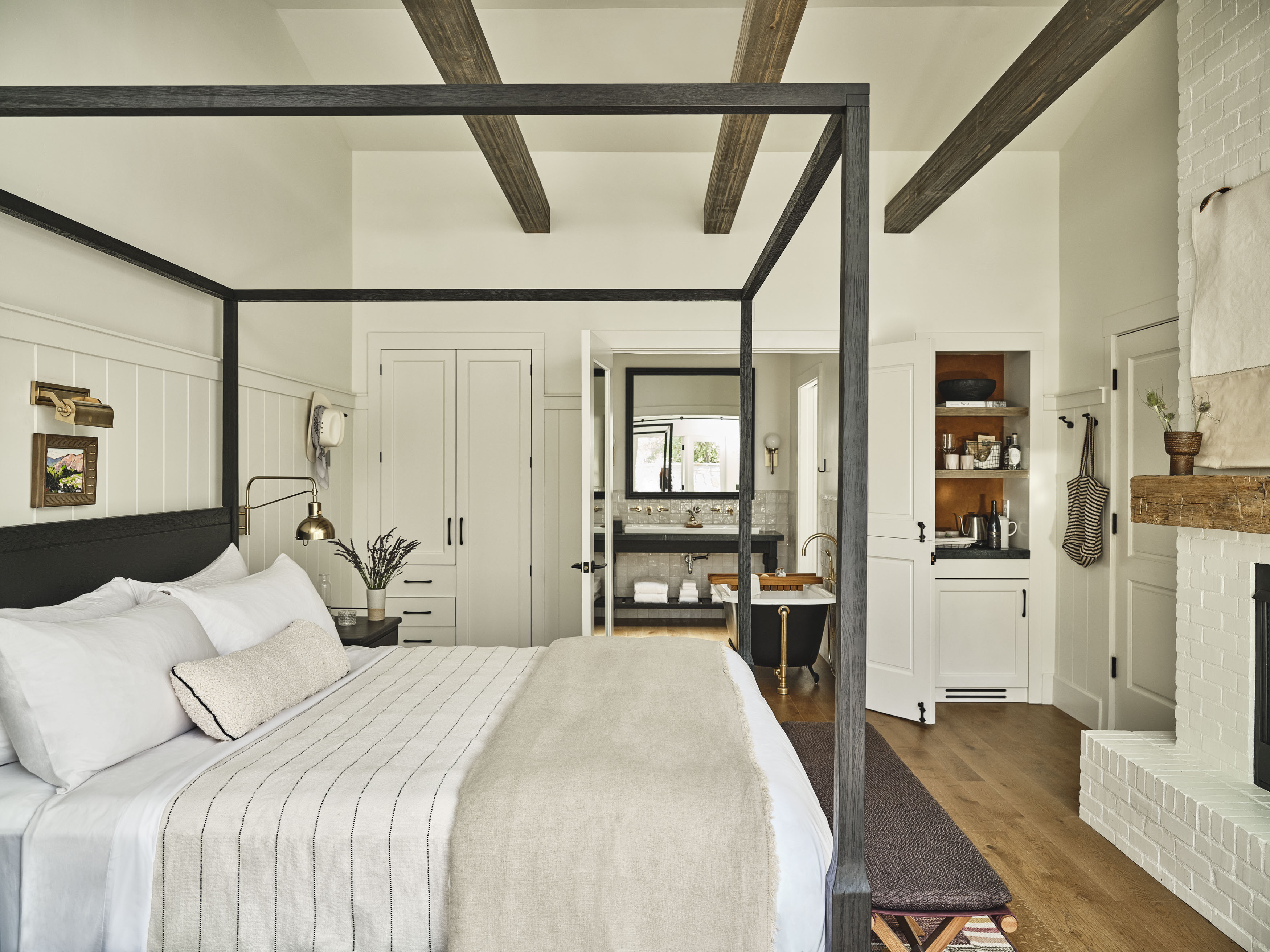 mat_accommodations_model-room_2022_7606-1