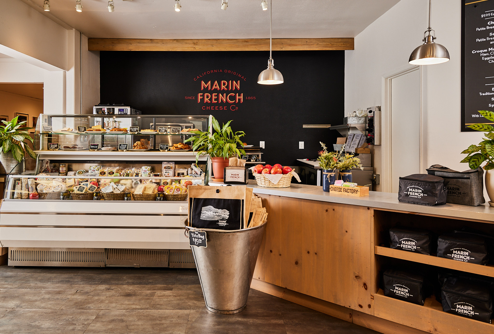 mfc_retail_cheese-case_deli-counter-and-cold-case