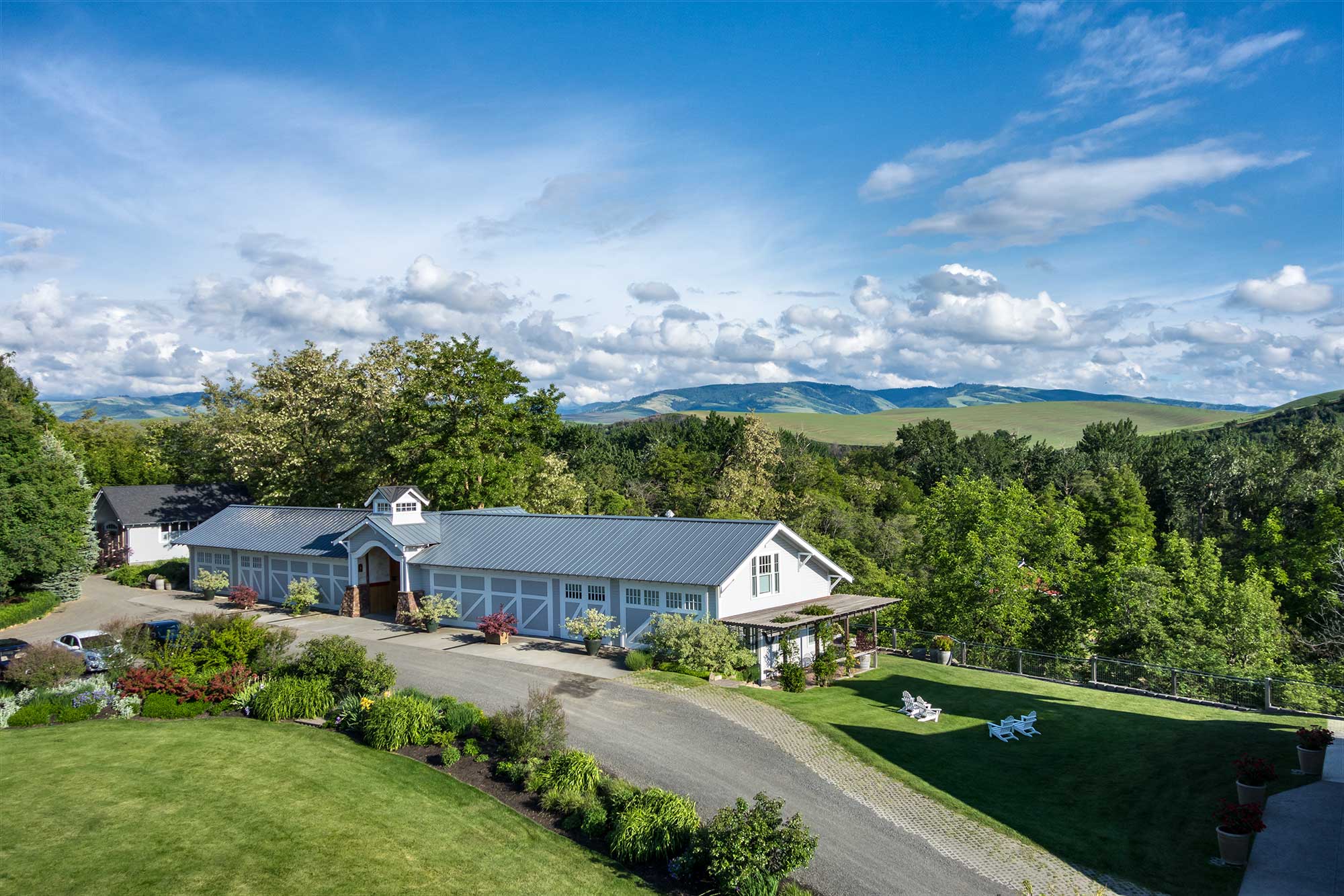the-carriage-house-with-views-of-the-blue-mountains-in-the-background