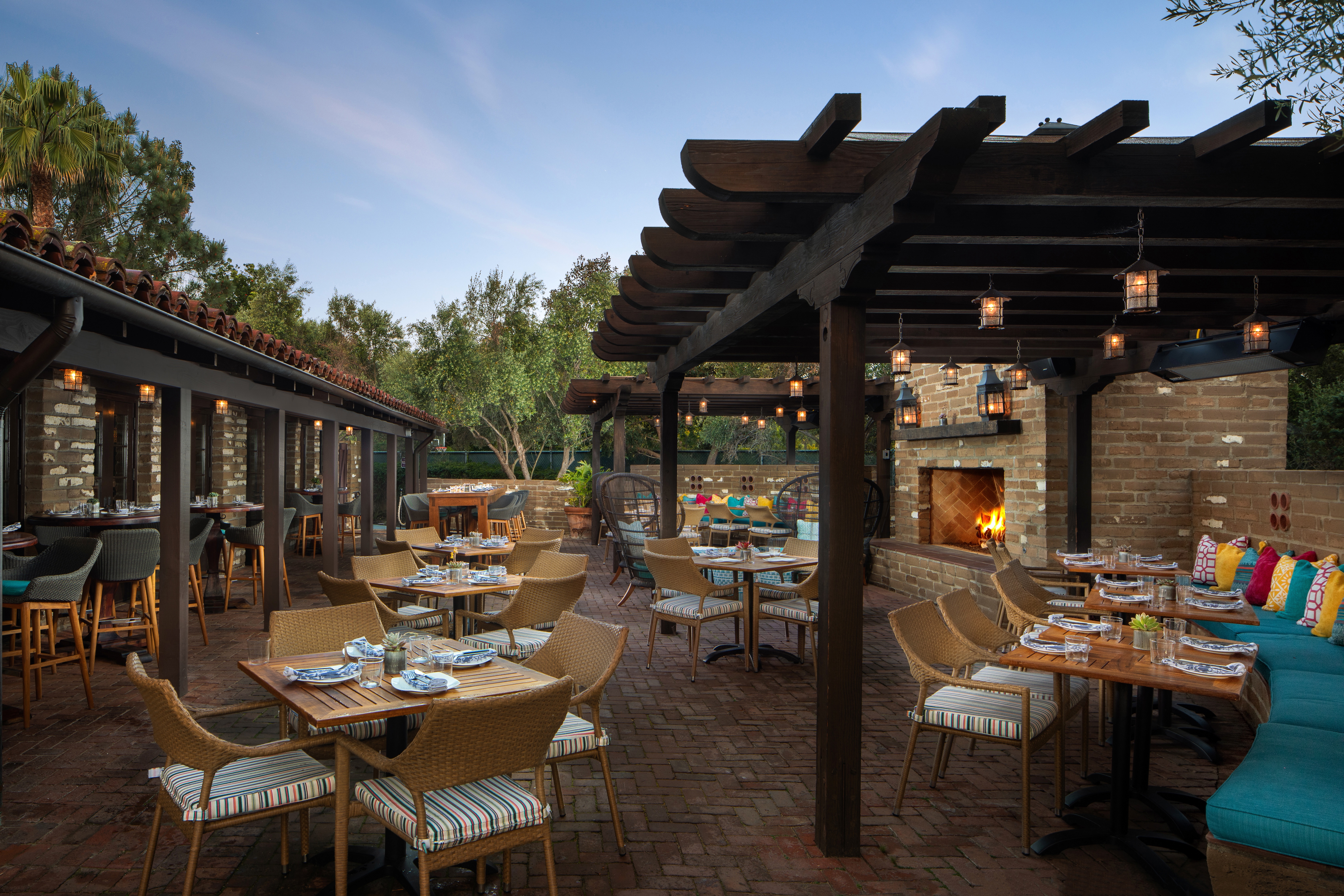 mustangs-burros-patio-2