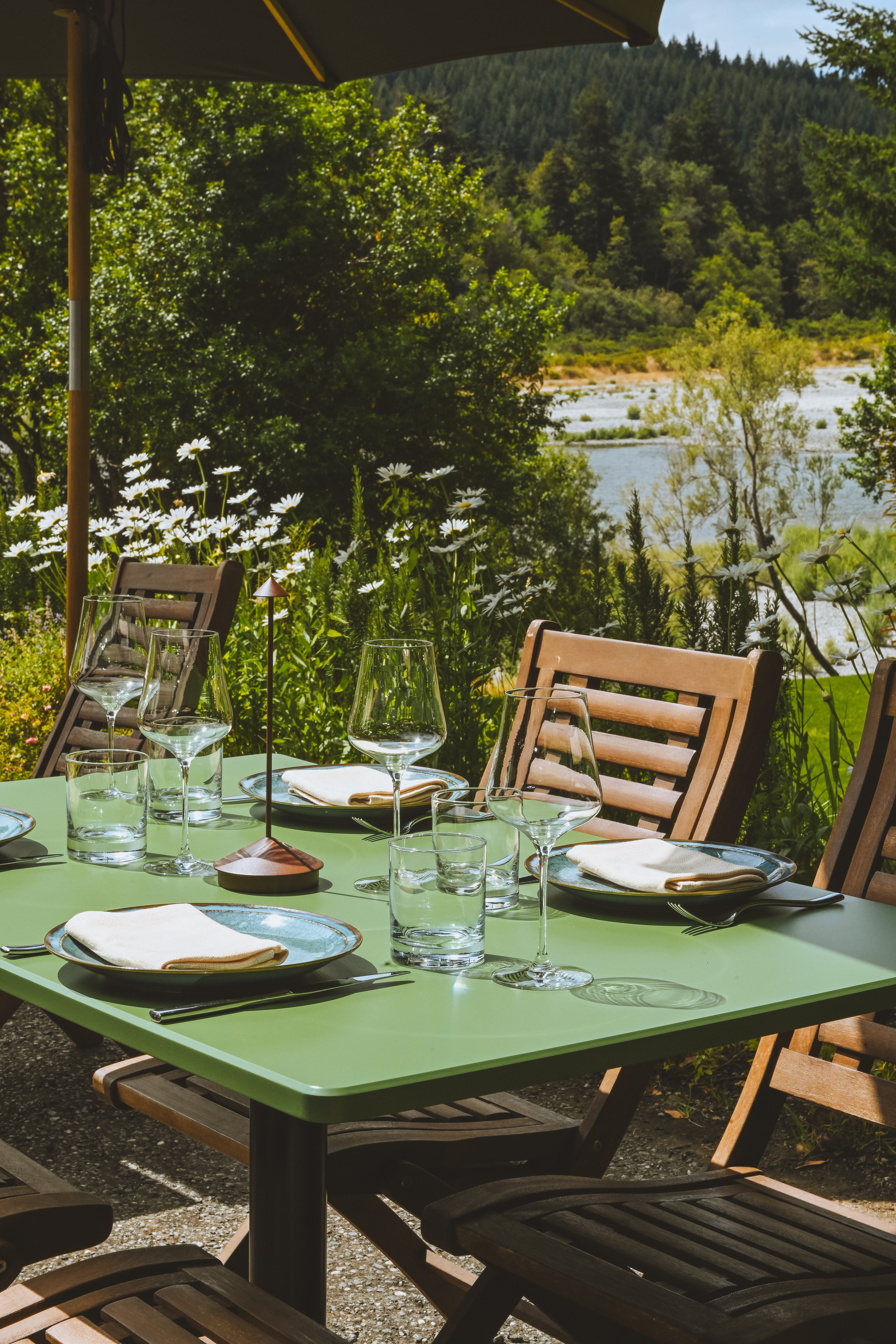 outdoor-dining-on-the-rogue-river