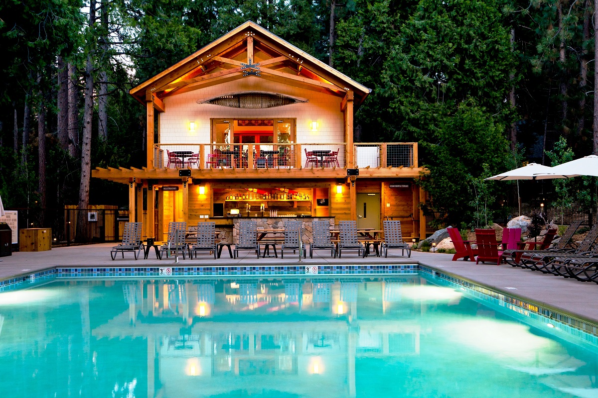 evergreen-lodge-pool-and-pool-bar