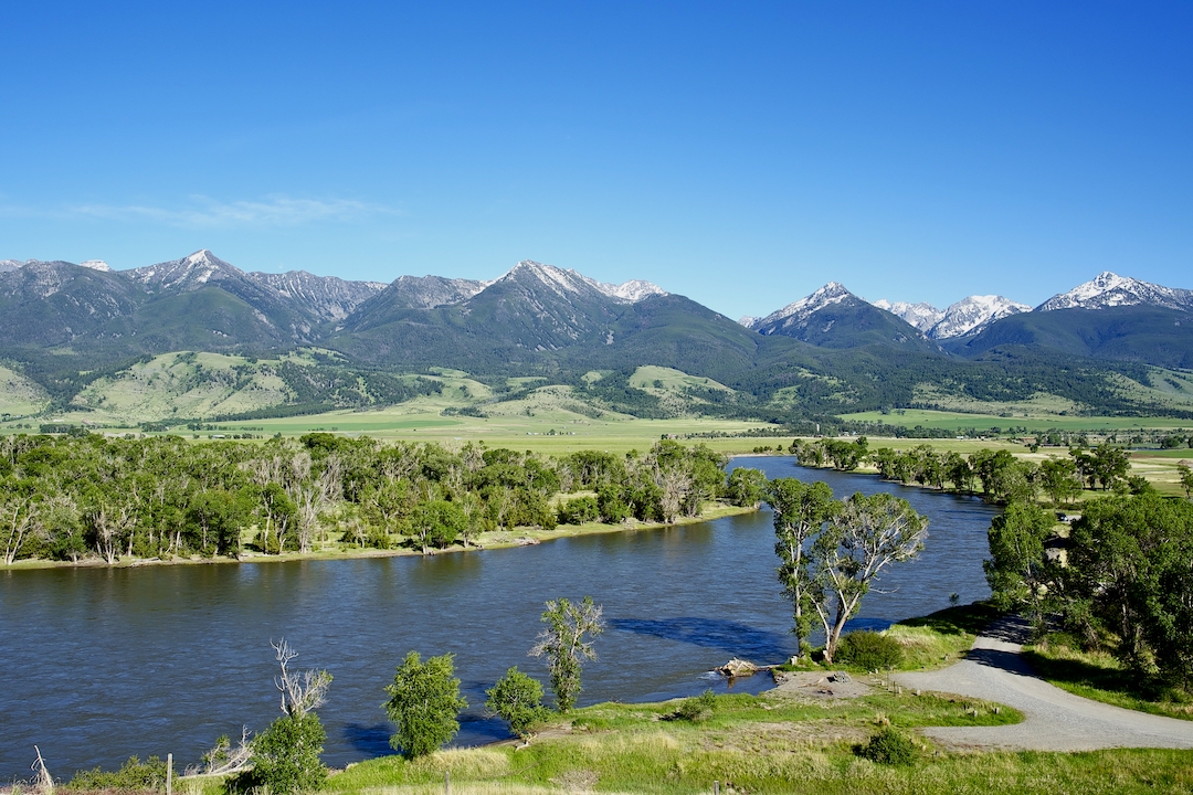 yellowstonerivernearlivingstonmontanau-s-a-montanalandscapewithyellowstone