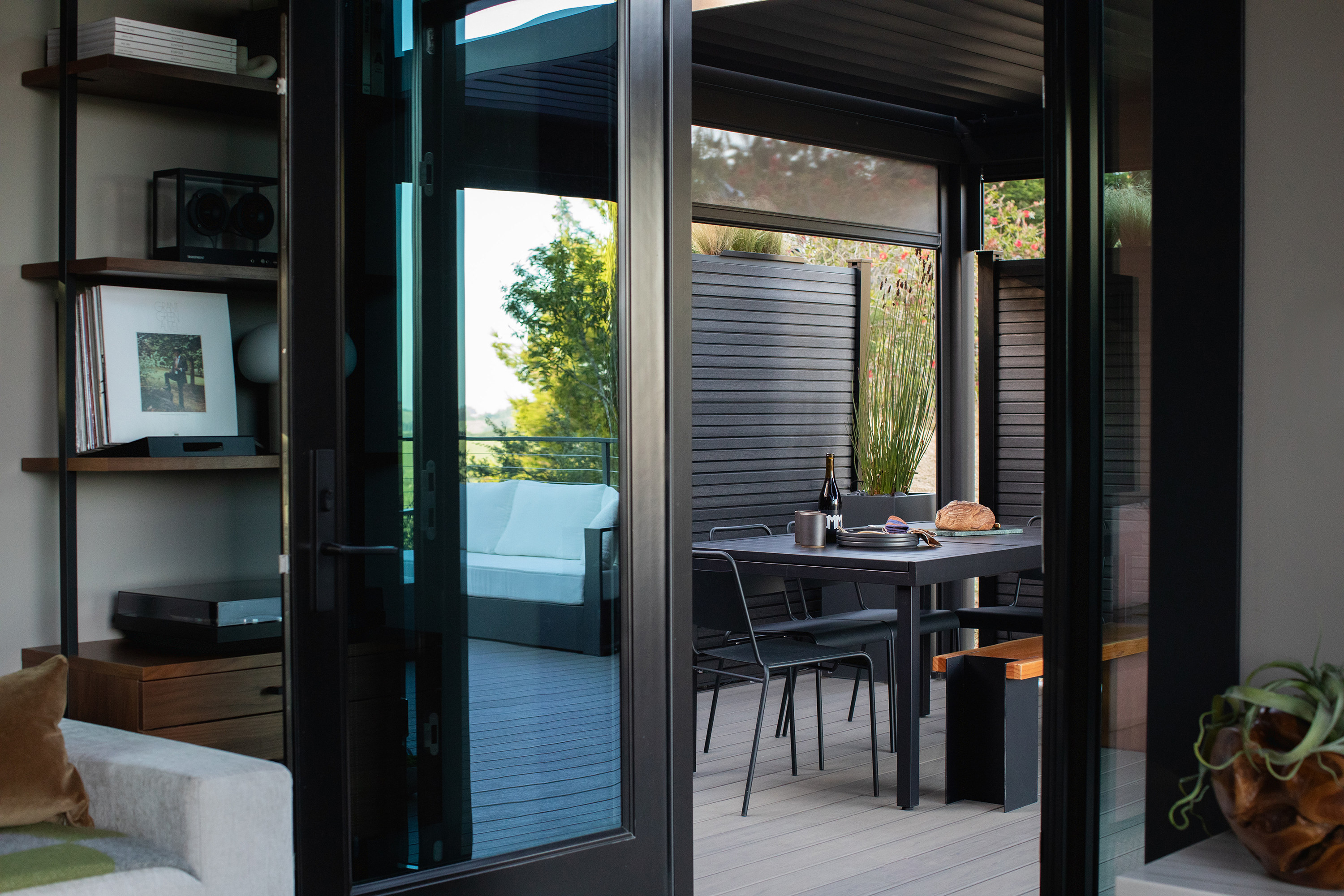 interior-exterior-dining