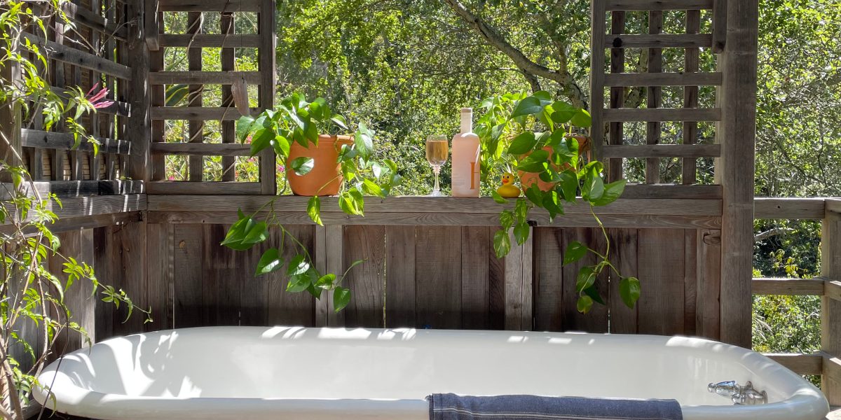 A Soak in an Outdoor Bathtub Is the Multi-Sensory Experience You Need