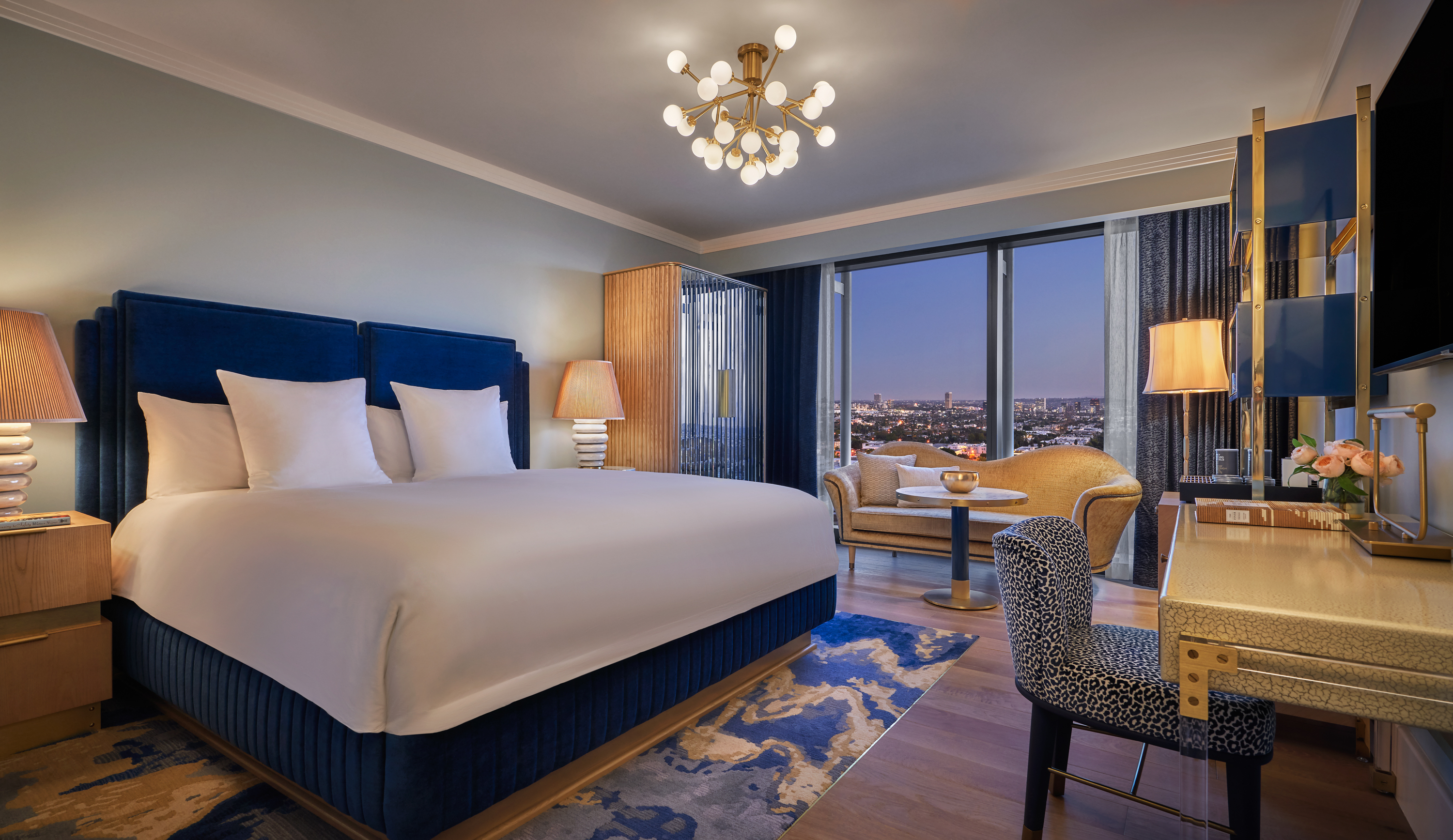 pwh2-rm-1020-king-dlx-skyline-02-2095