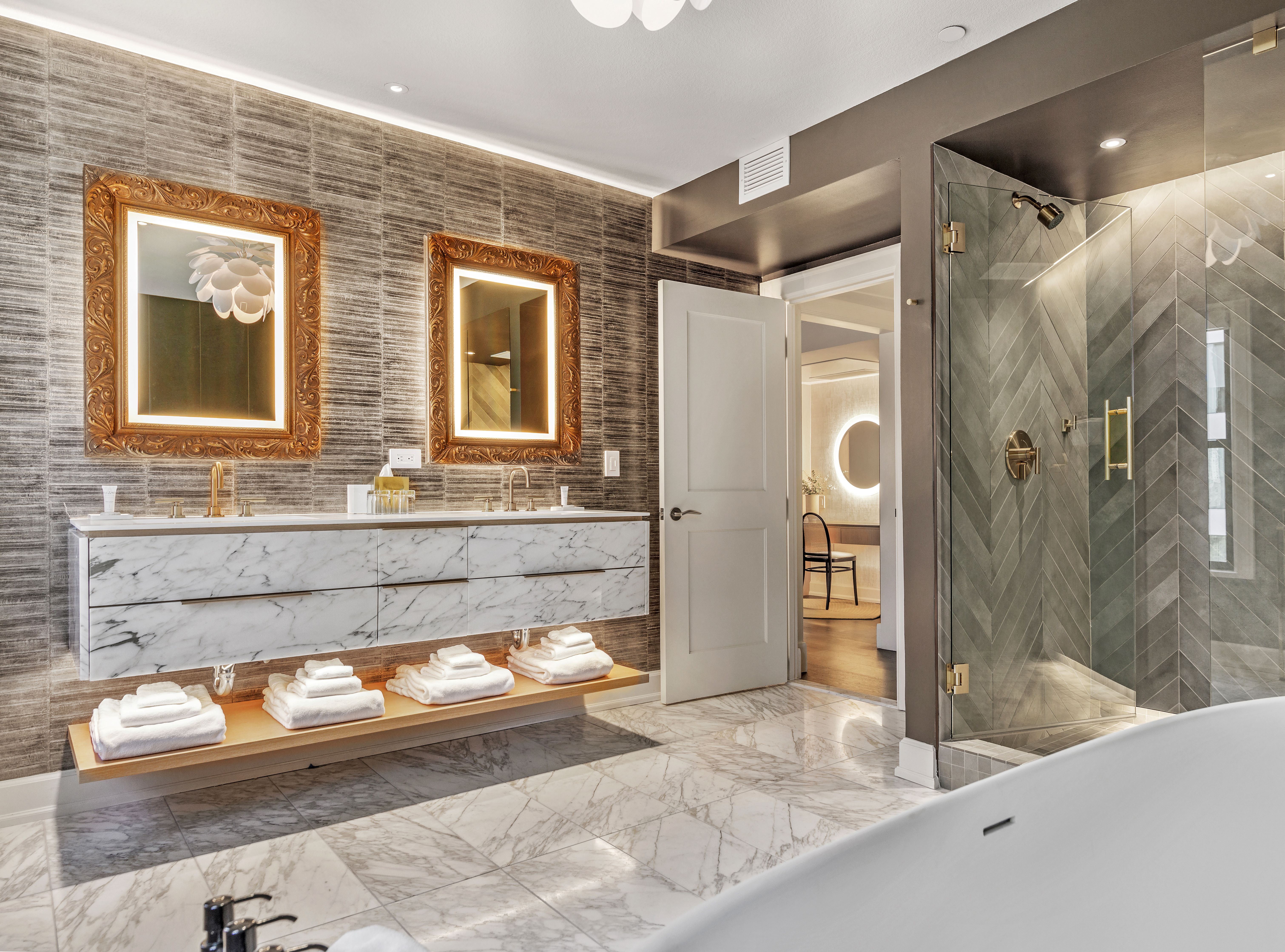 hotel-andra-monarch-suite-bathroom