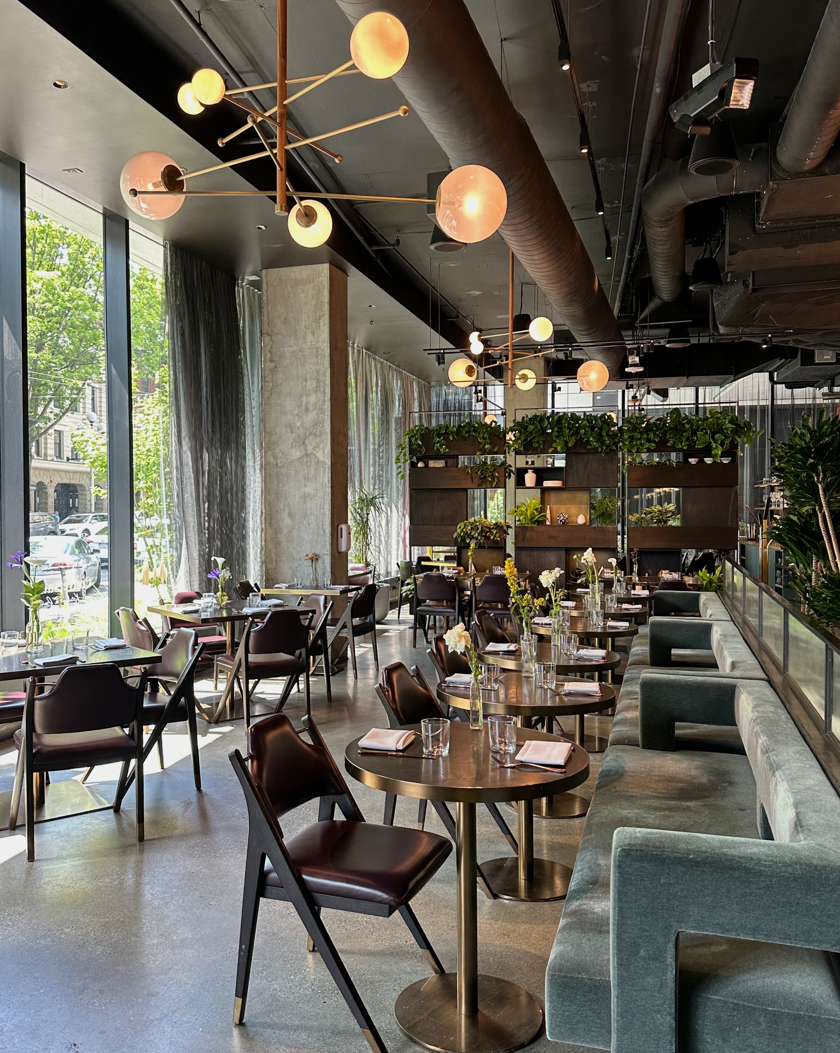 conversation-kitchen-bar