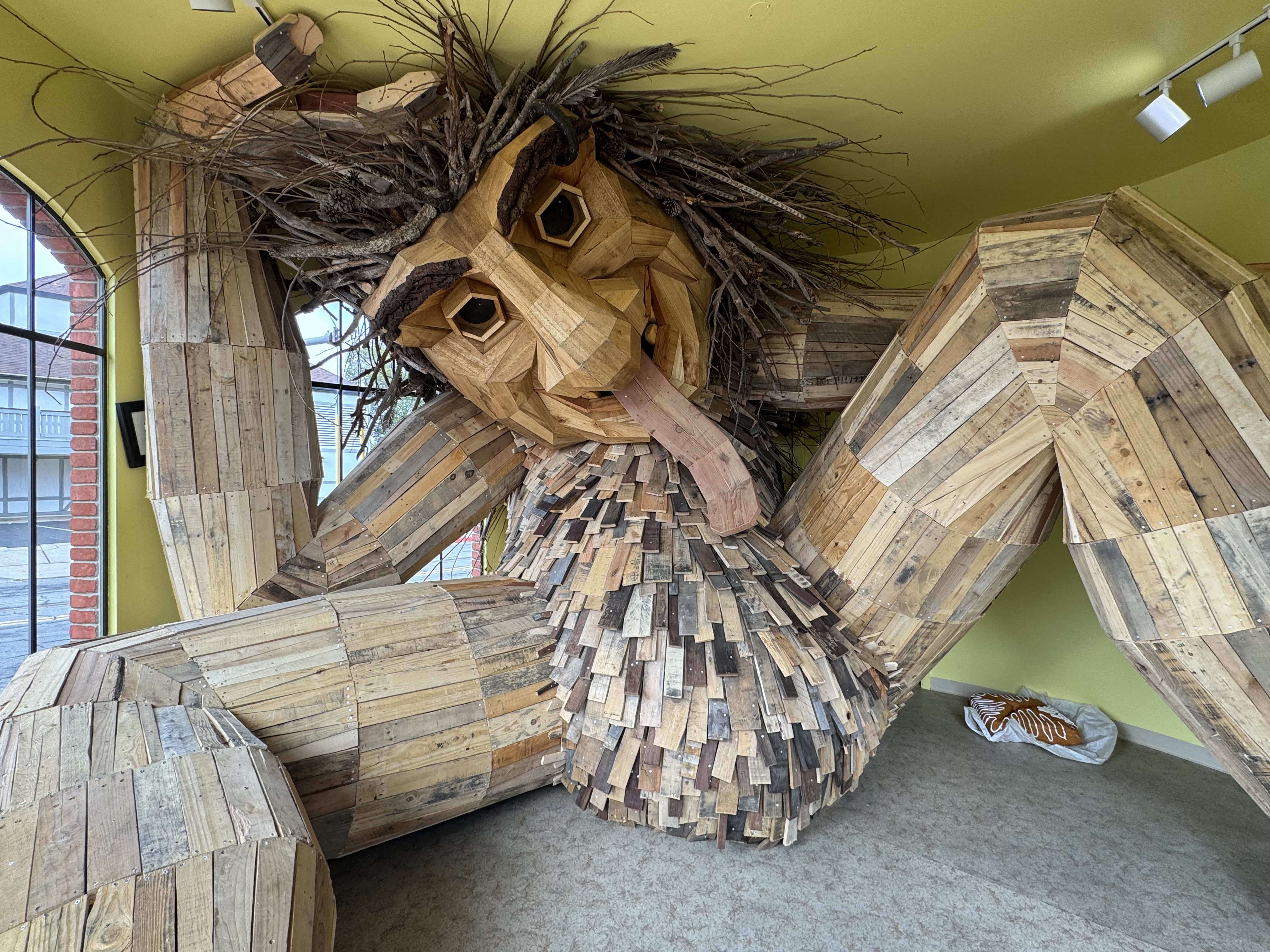 the-california-nature-art-museum-in-solvang-commissioned-danish-sculptor-thomas-dambo-to-create-dambos-first-permanent-troll-in-california