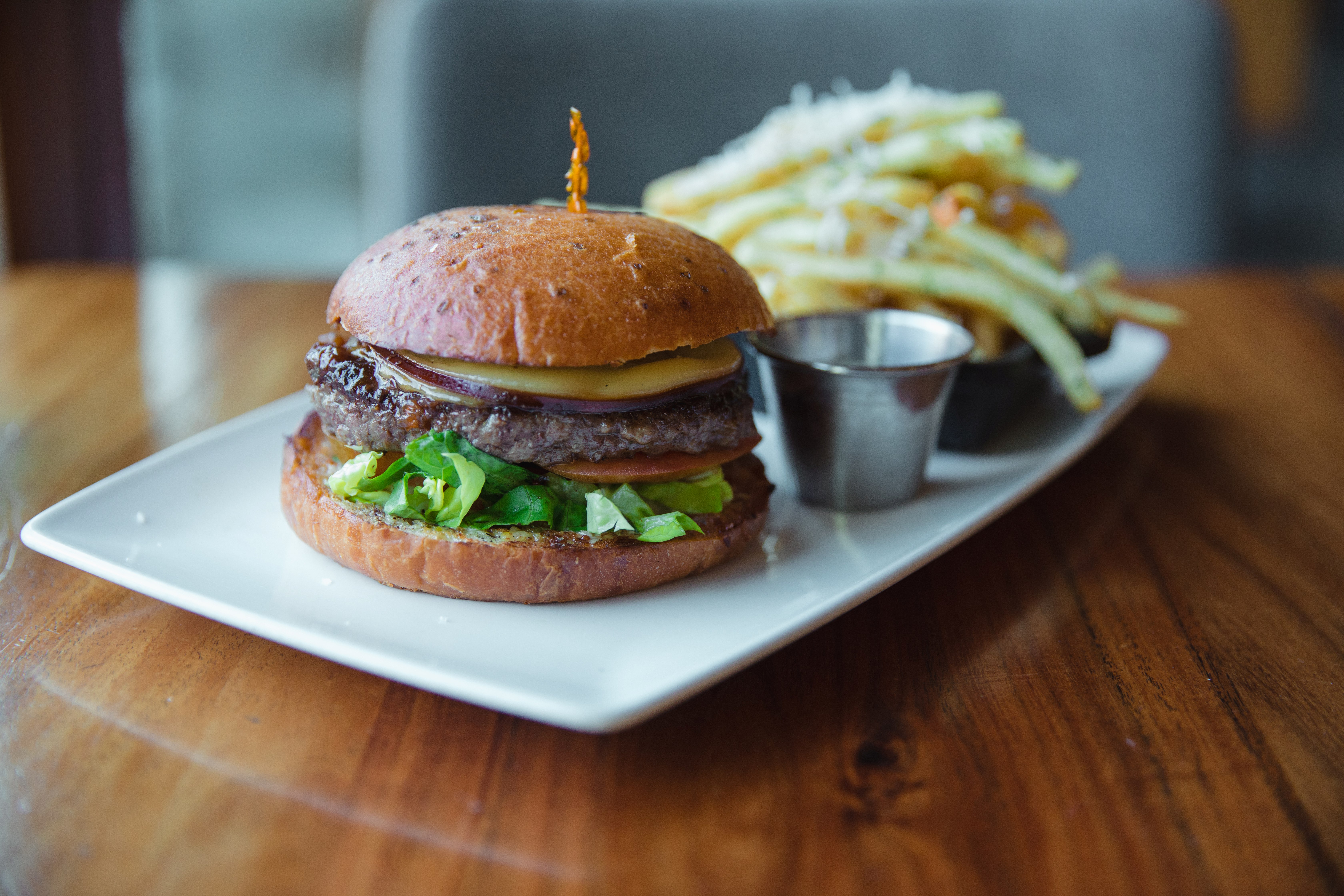 spoonbars-renowned-cheeseburger