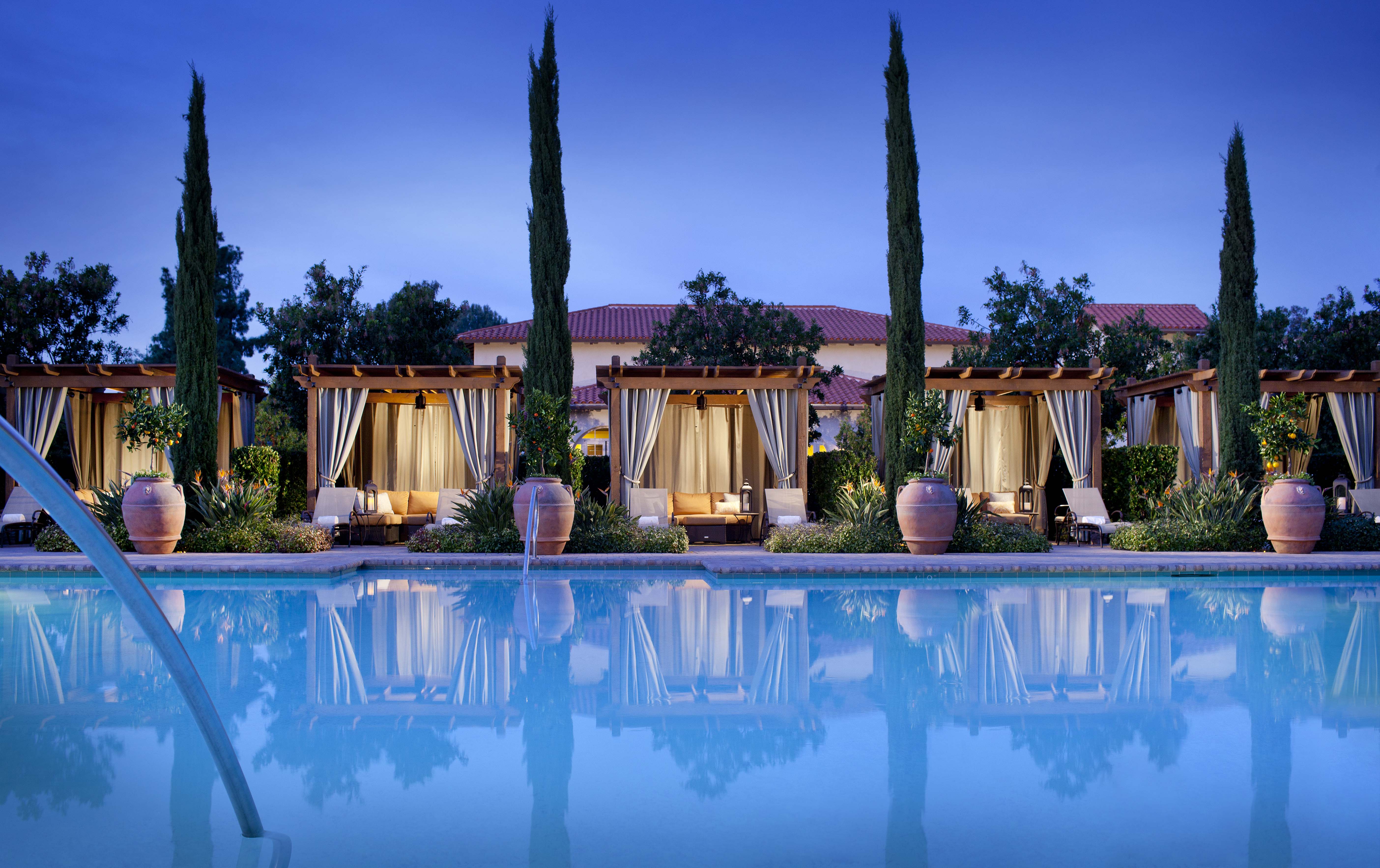 rbispa-pool-cabanas-night