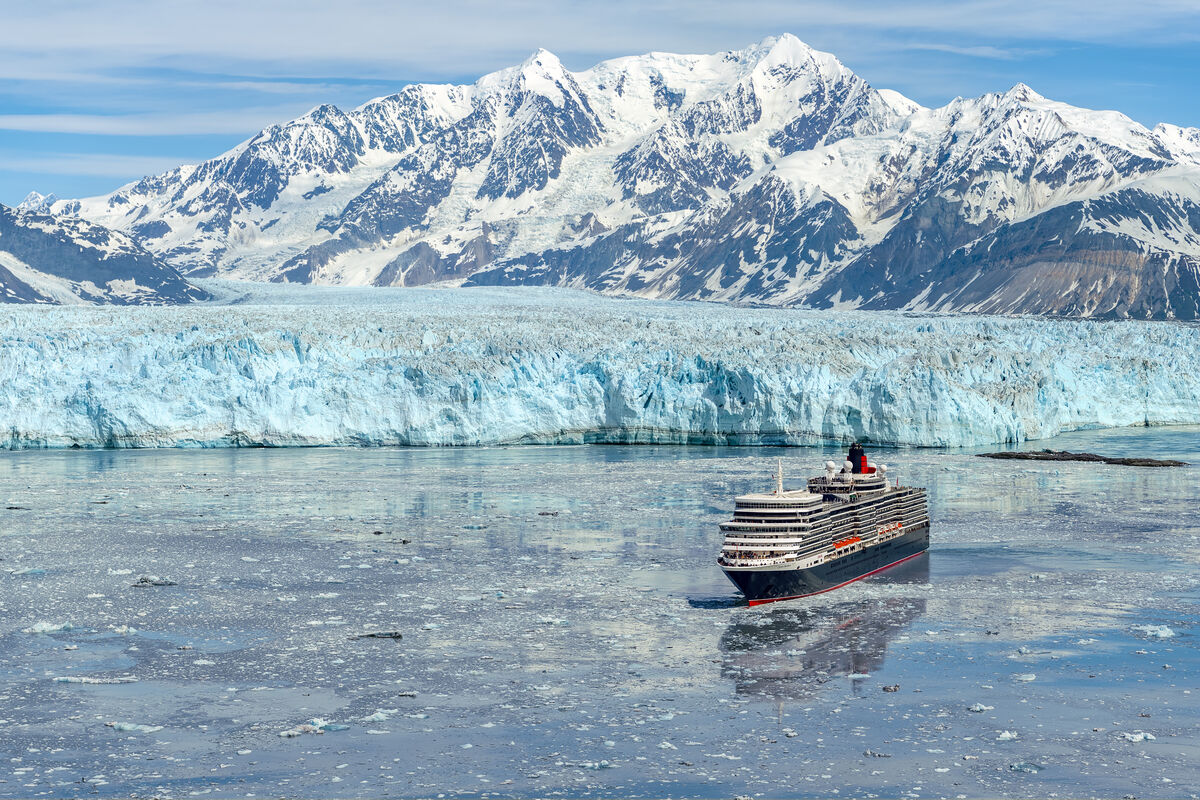 queen-elizabeth-passing-by-hubbard-glacier
