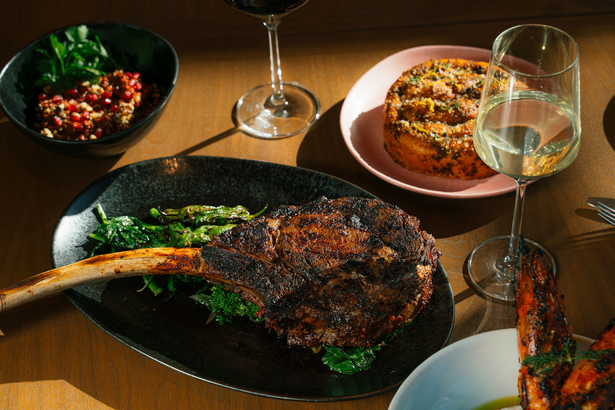 32-oz-grilled-prime-tomahawk-celebration-bread