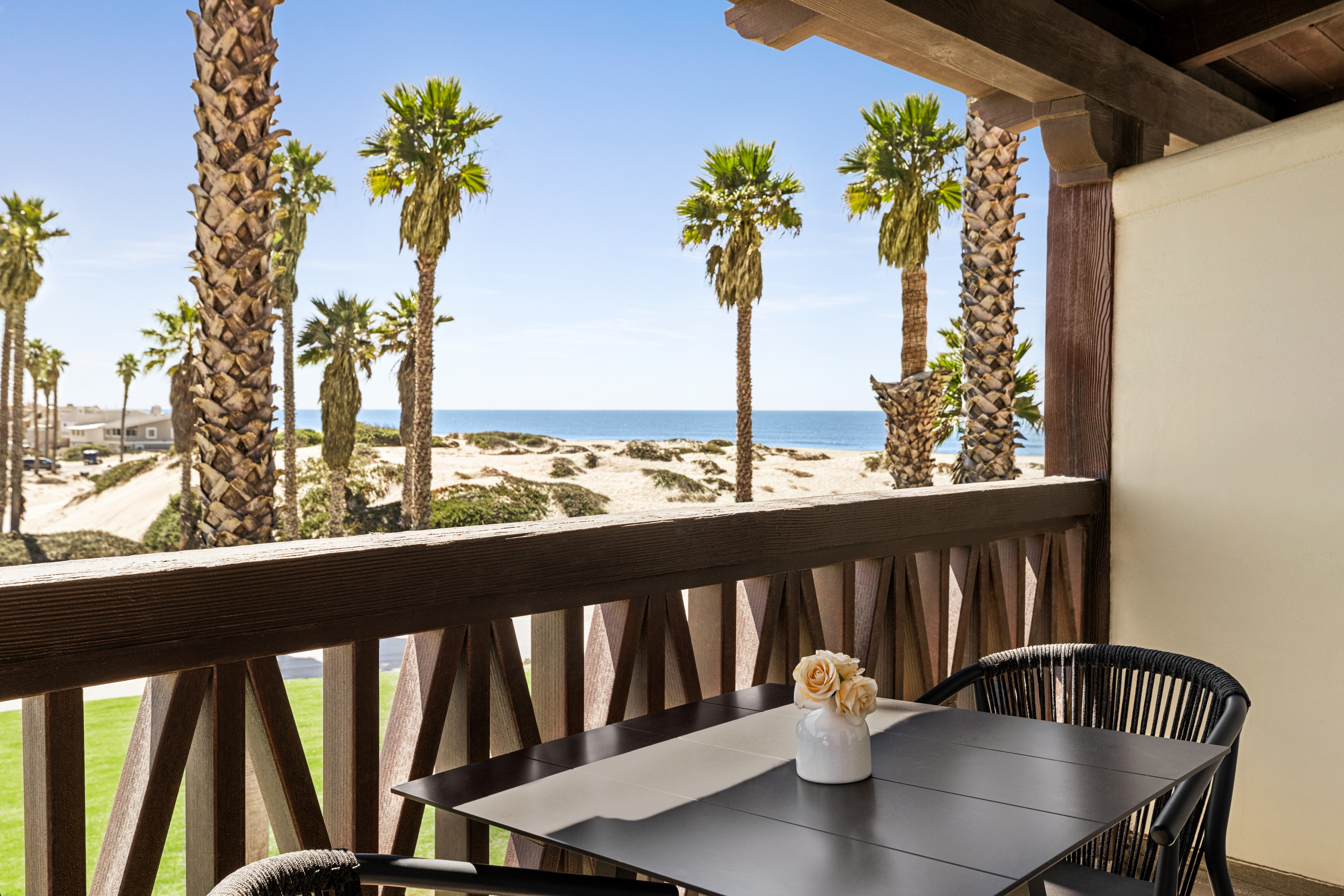 sbazd_1_king_bed_suite_beach_view_02