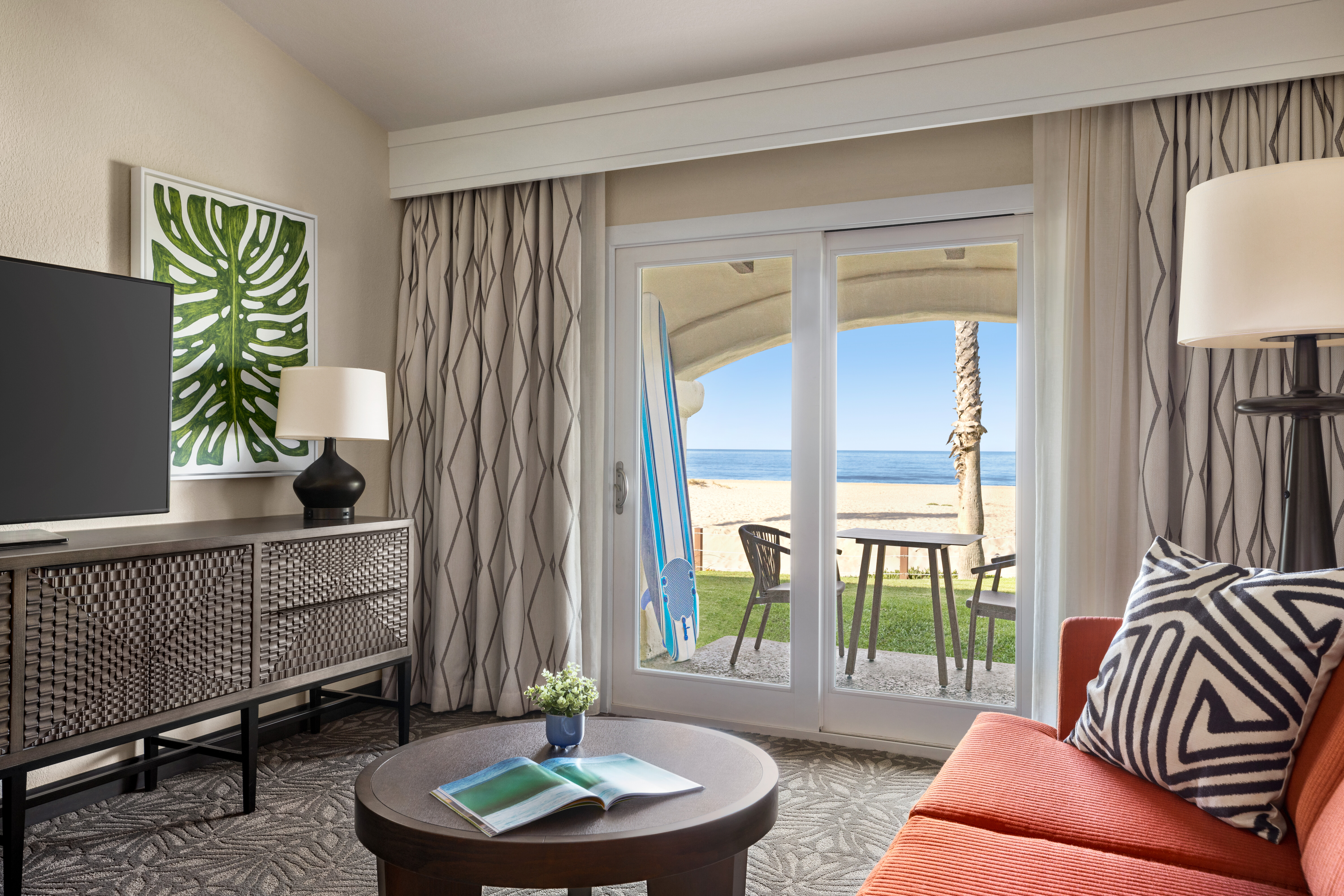 sbazd_1_king_bed_suite_ocean_front_02