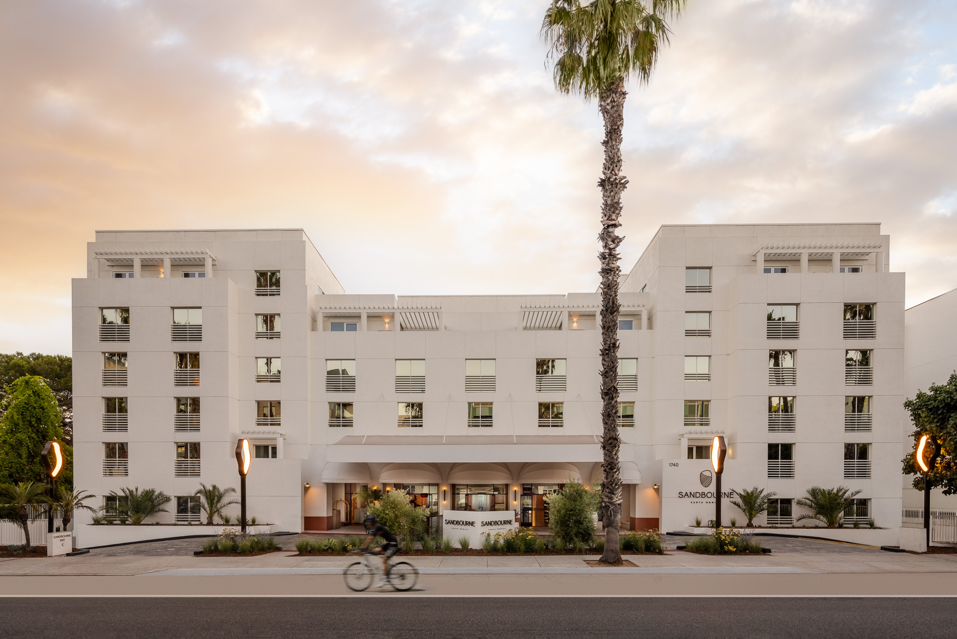 front-of-sandbourne-santa-monica