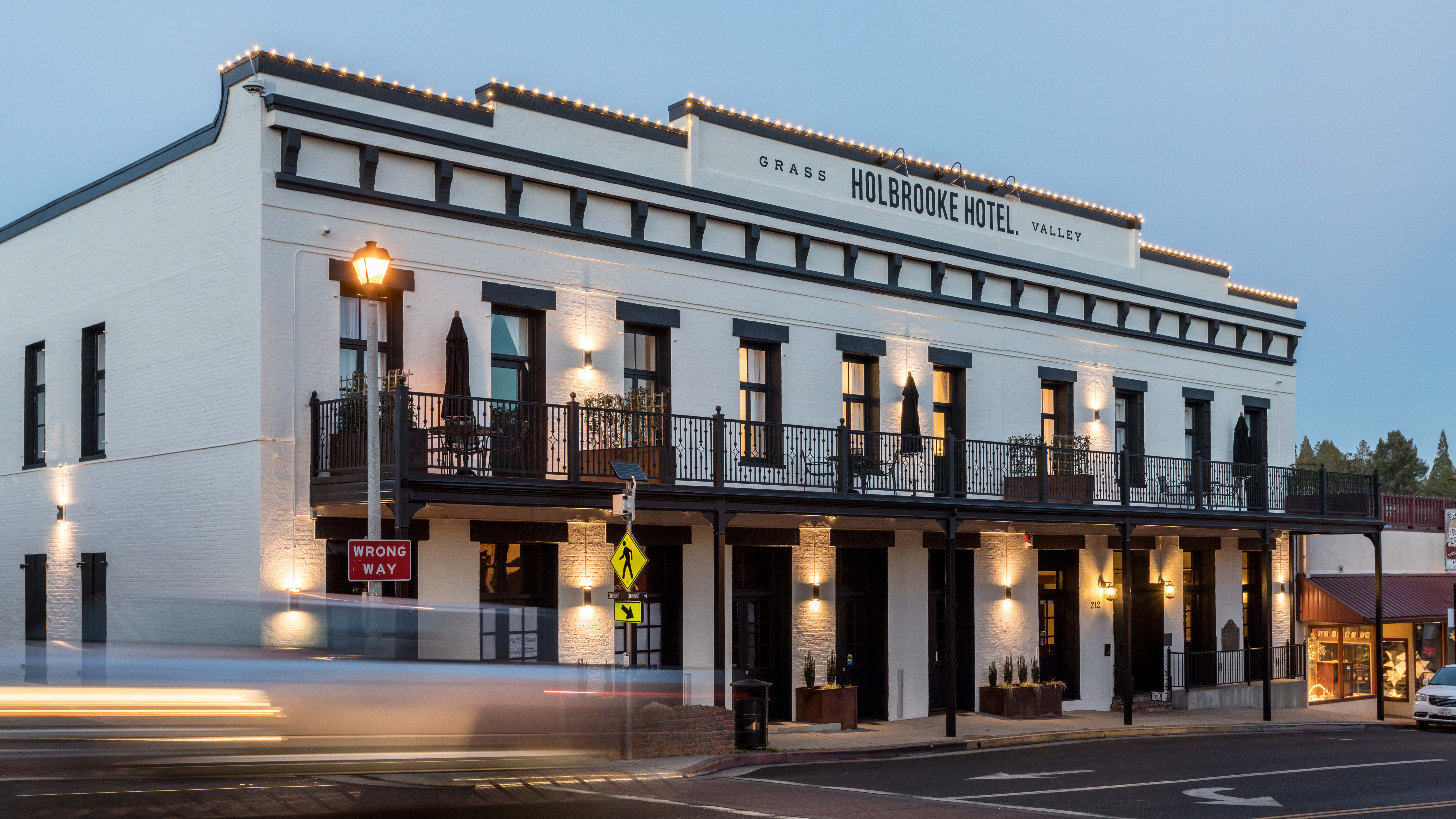 exterior-of-the-history-holbrooke-hotel