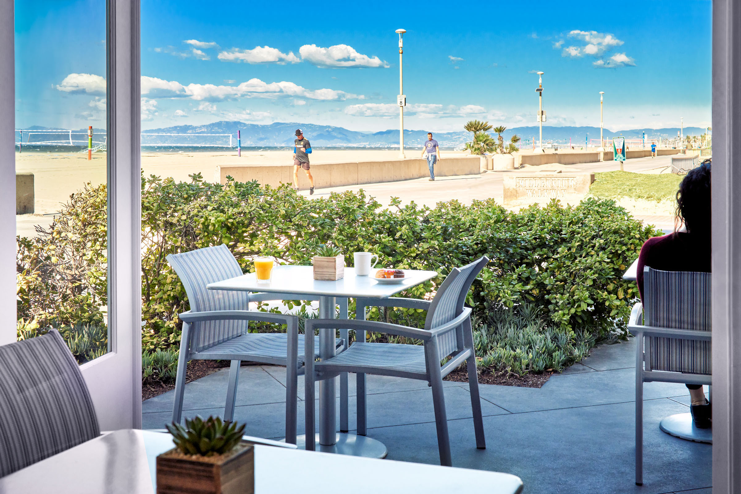 strand-cafe-patio