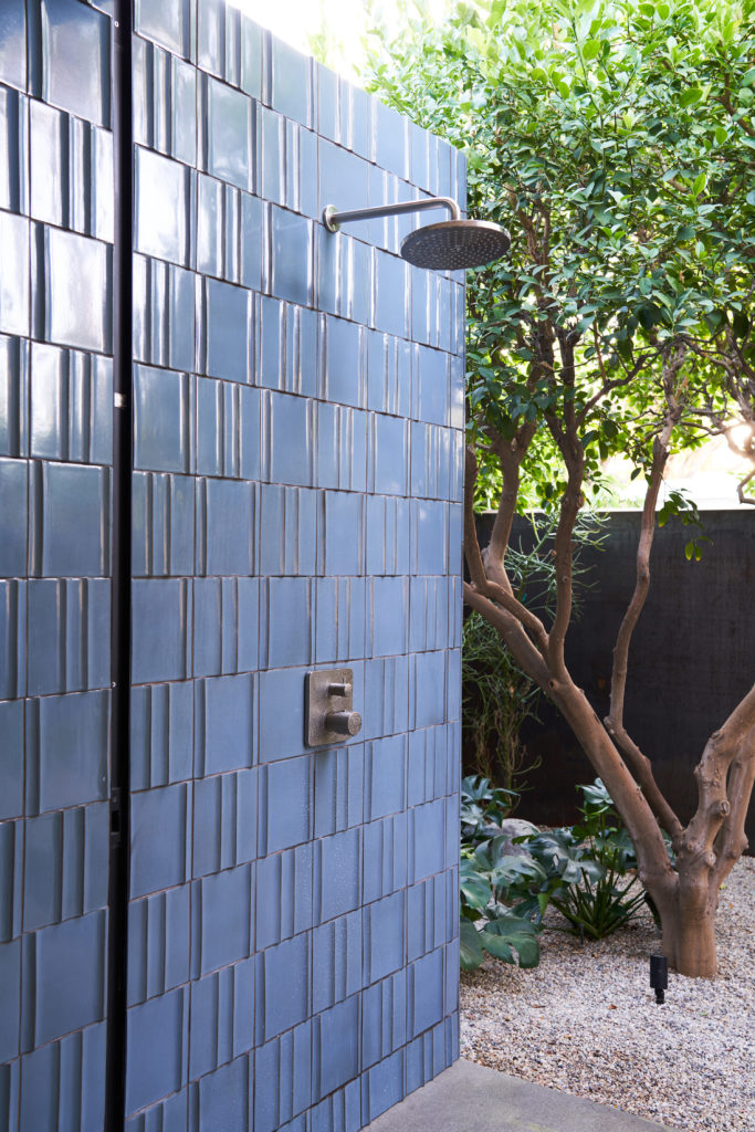 Surfacedesign indoor/outdoor shower close-up