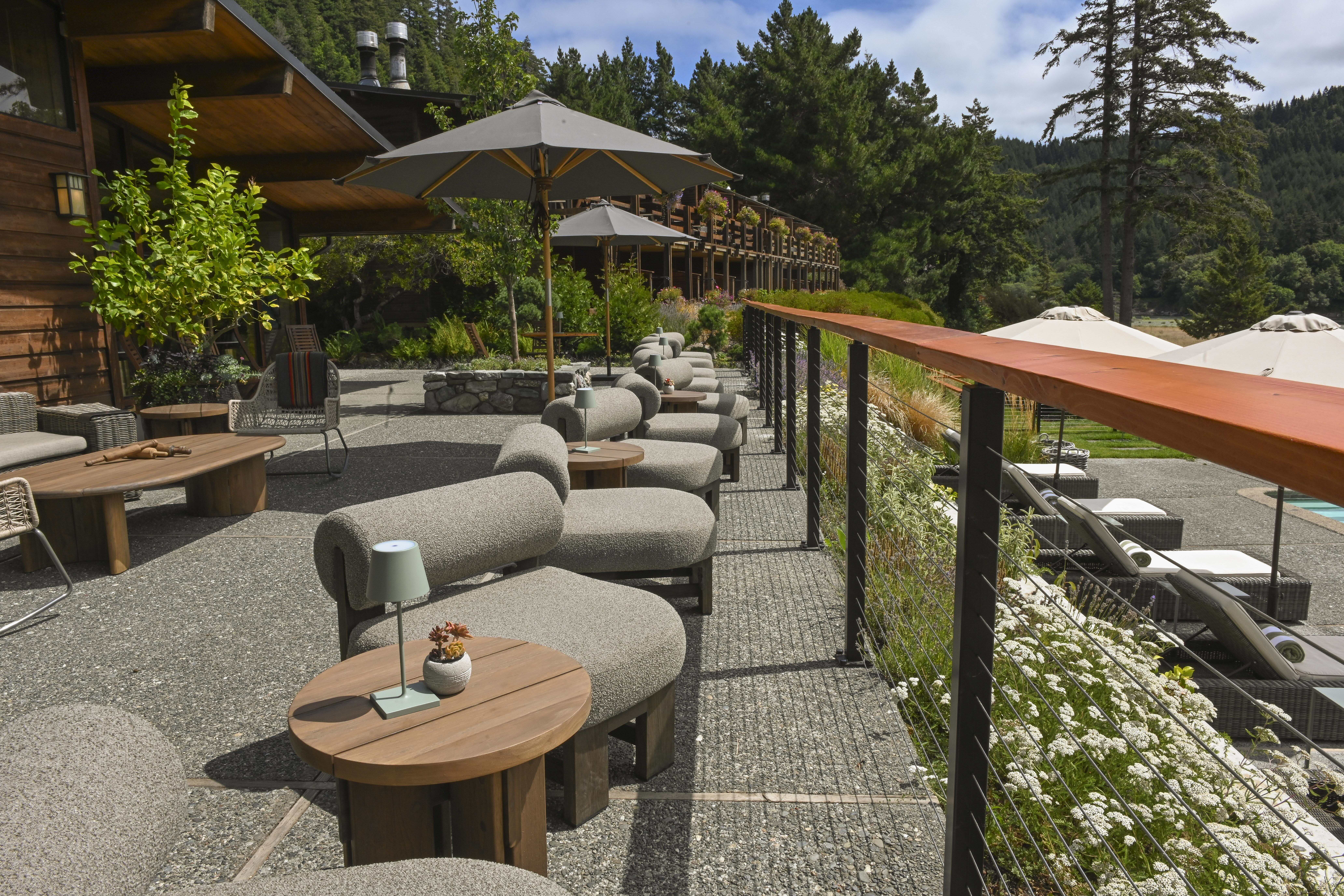 patio-dining-and-pool-that-look-out-onto-the-rogue-river