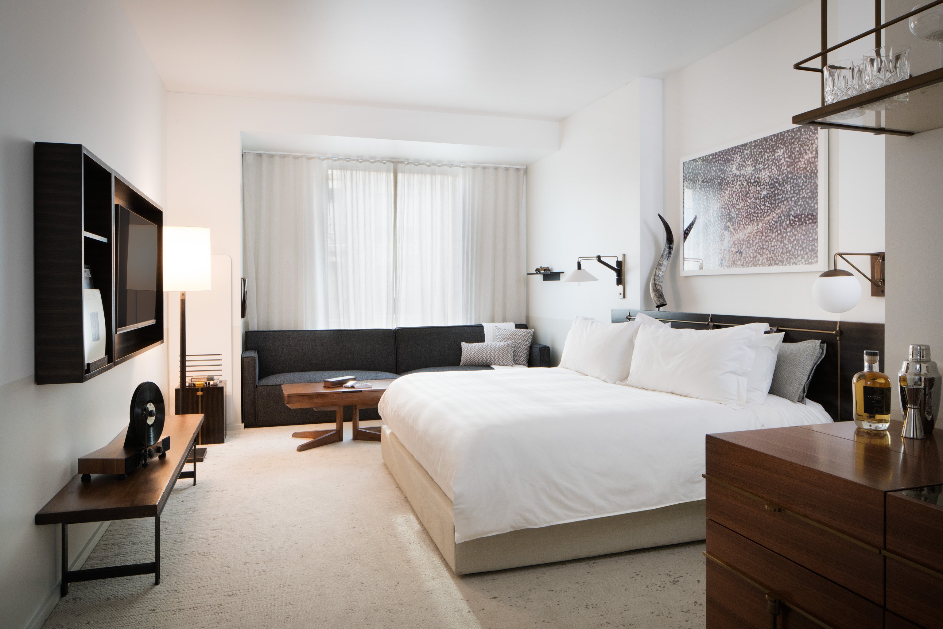 guest-rooms-at-halcyon-are-designed-to-feel-like-a-friends-home