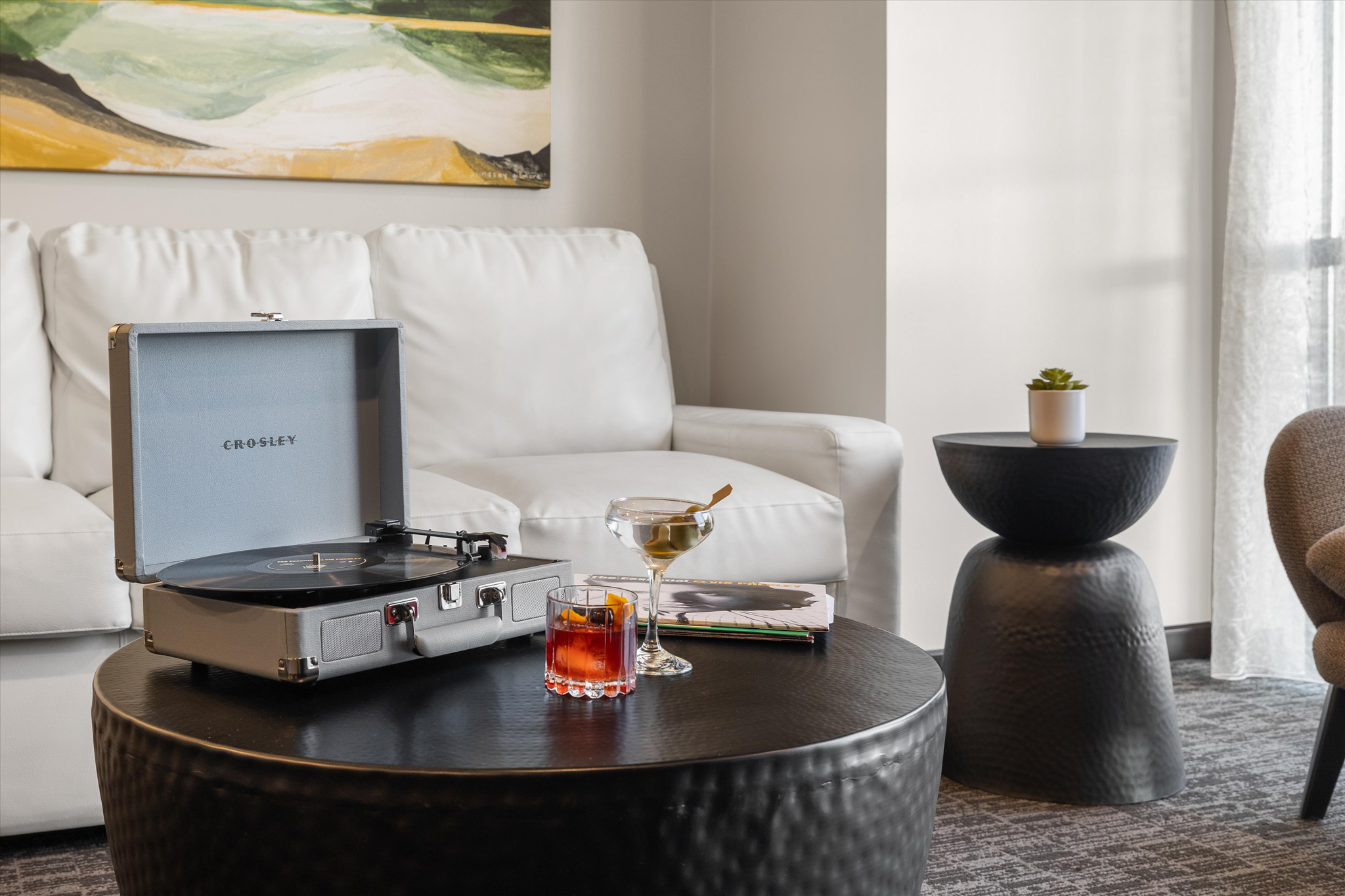 amenities-cocktails-from-on-site-restaurant-roam