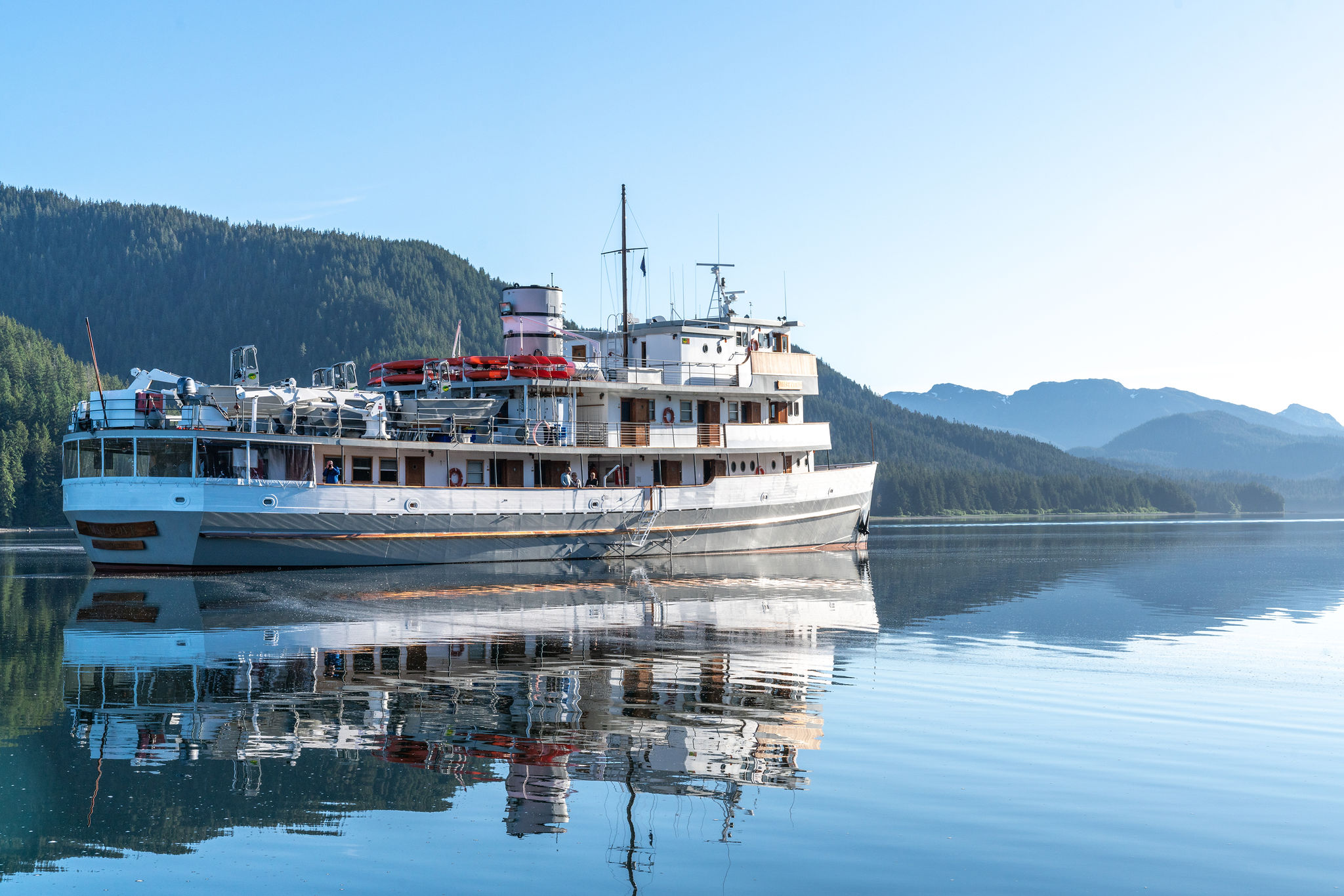 the-boat-companys-m-v-mist-cove-cruising-in-private-nooks-with-glassy-waters